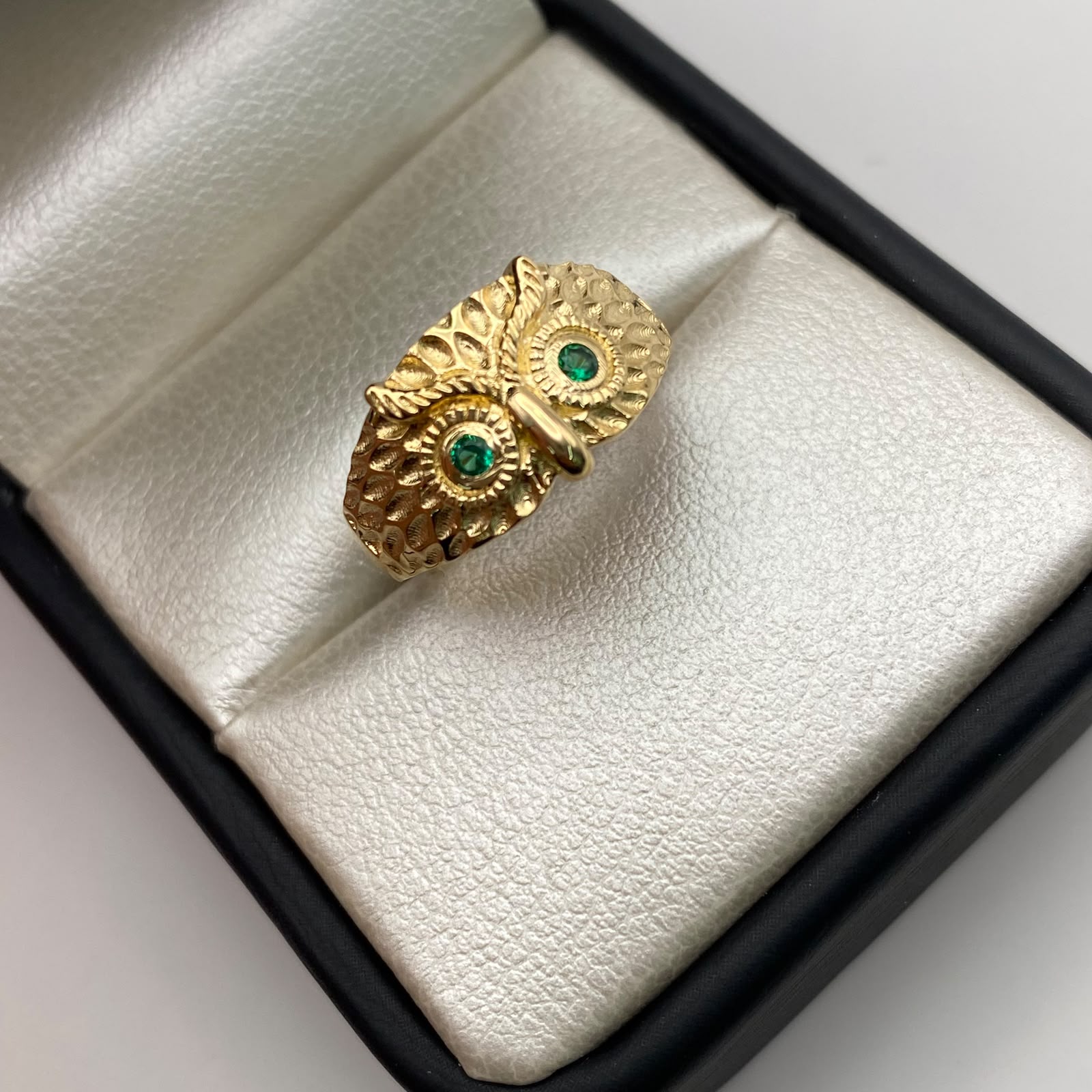 Anillo Buho Circones Verdes Oro amarillo 18k / Talla 5 1/2 / 4,95 Gr / 3,6 mm