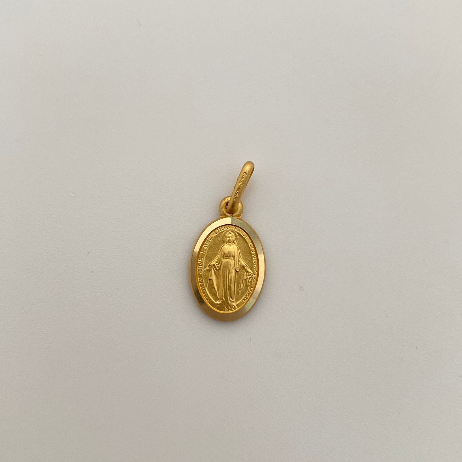 Dije It Virgen Milagrosa Oro amarillo 18k +4 / 1,5 Gr / 9,2 mm / 2 Cm