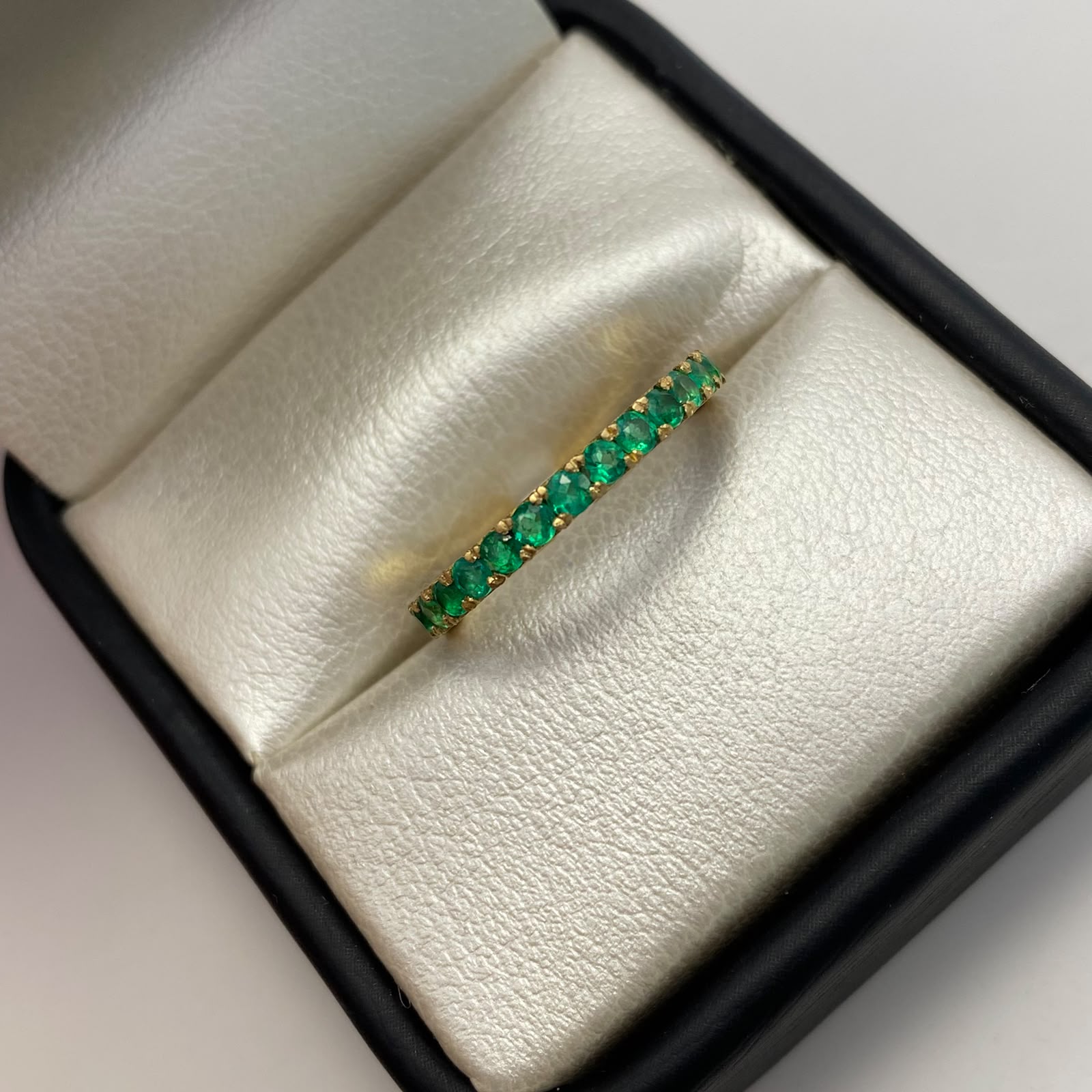 Anillo churumbela 15 esmeraldas 0.04 qt Oro amarillo / Talla 7 / 2,45 Gr