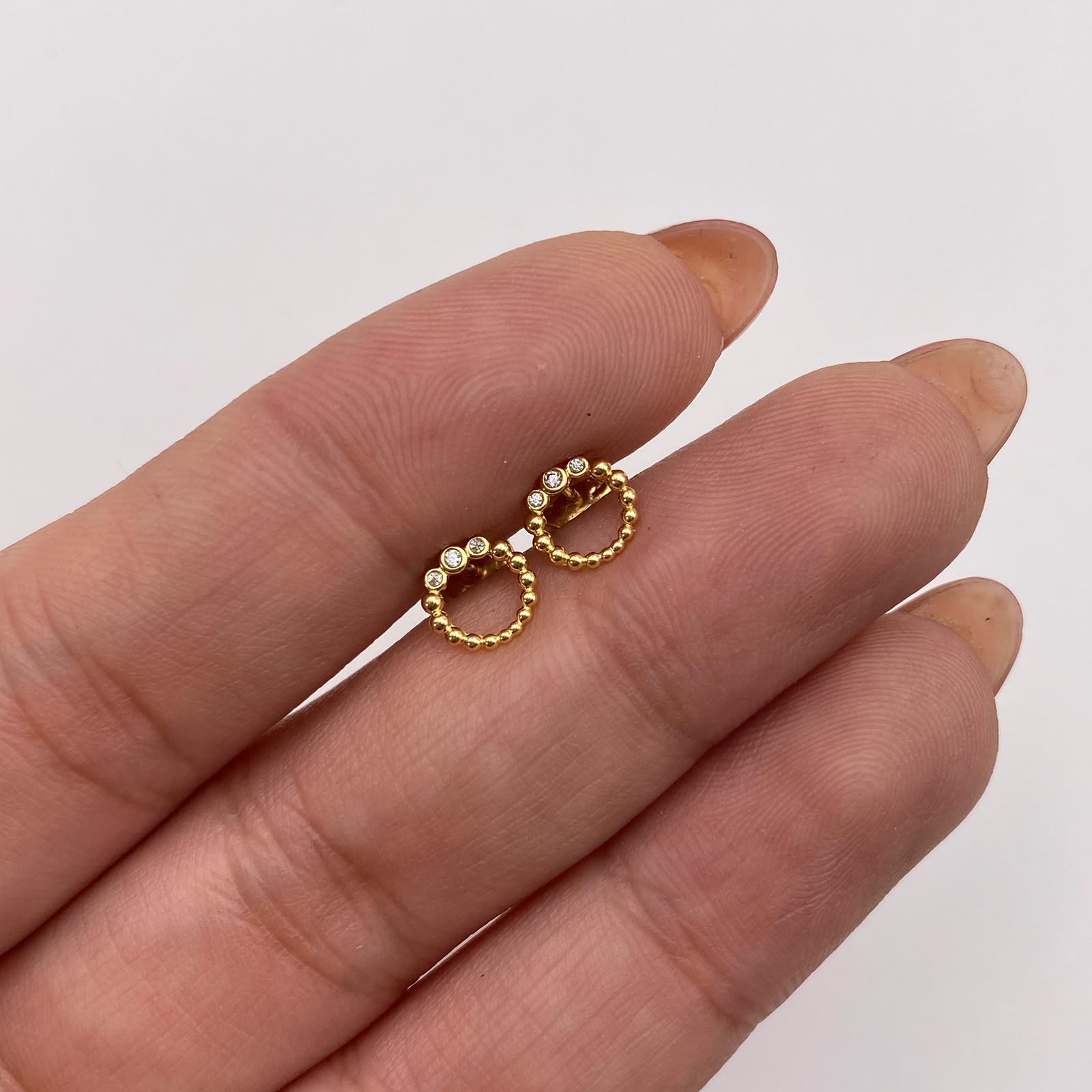 Topos Circulo tres circones blancos Oro amarillo 18k 0,7 Gr / 6,7 mm