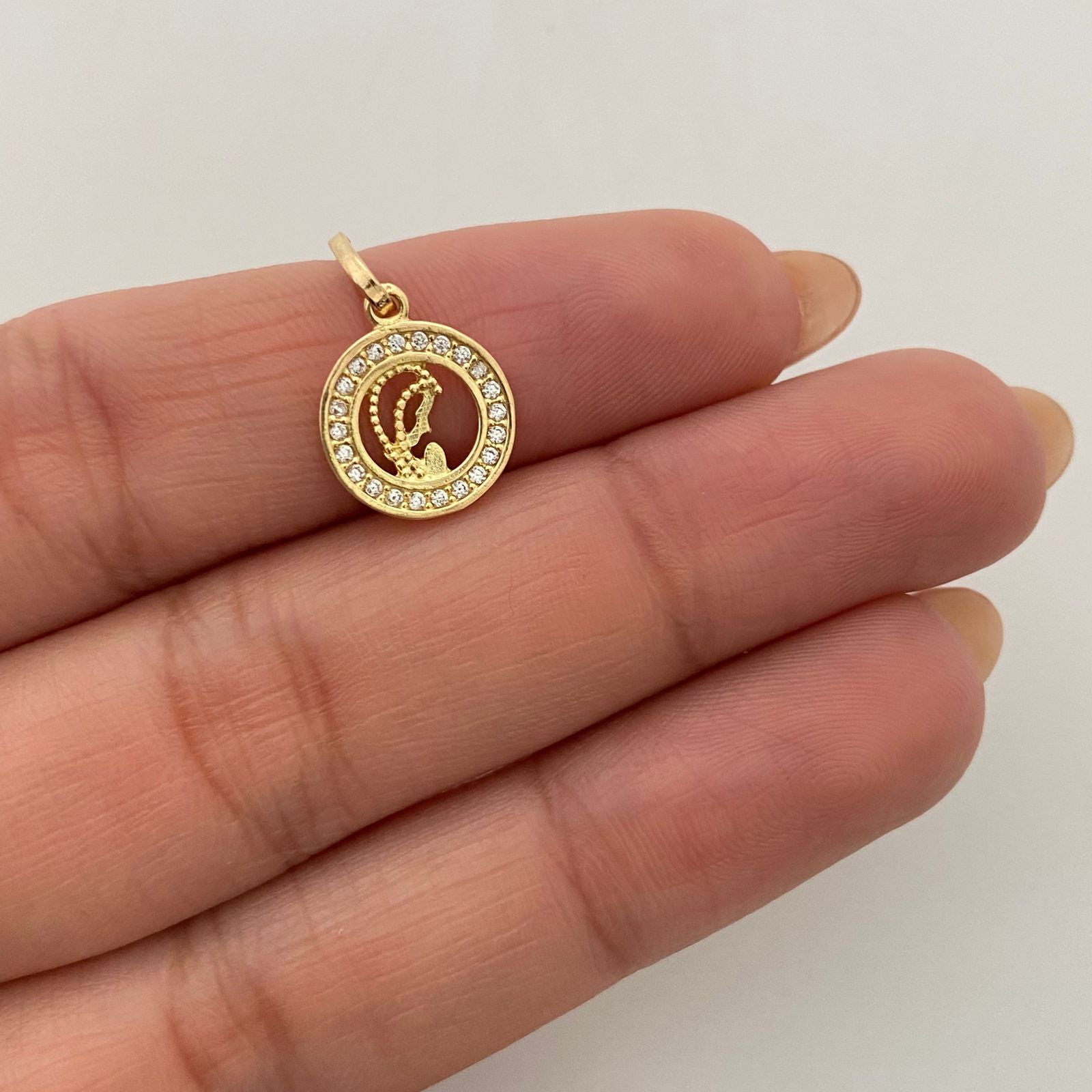 Dije Redondo niña Maria Casting Oro amarillo 18k 1 Gr / 10,9 mm / 1,7 Cm