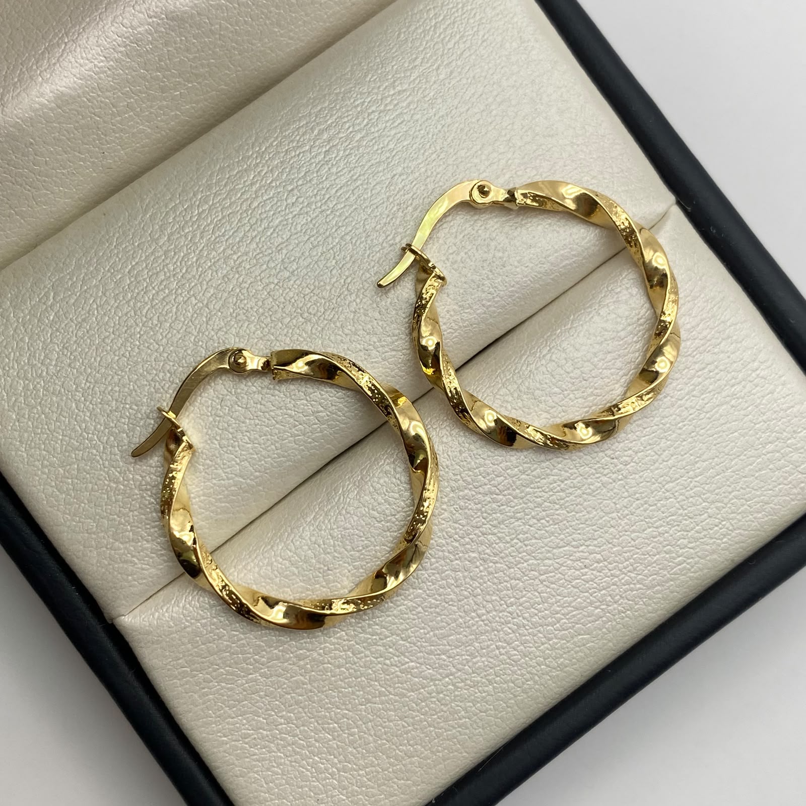 Candonga lisa y satinada Oro amarillo 18k 1,7 Gr / 2,5 Cm
