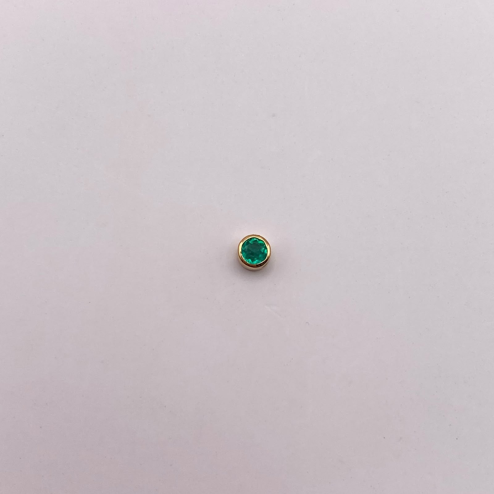 Dije Esmeralda redonda pasante Oro amarillo 18k 0,2 Gr / 3,4 mm / 0,4 Cm