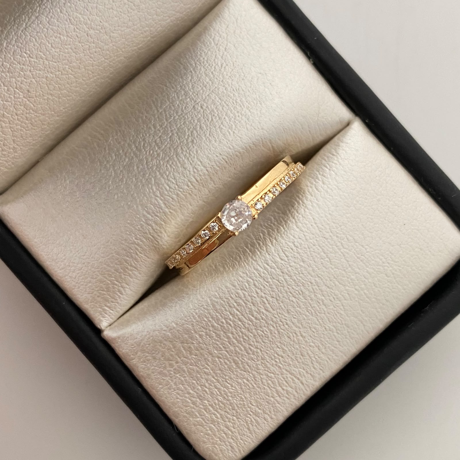 Anillo Solitario Oro amarillo 18k / Talla 8 / 2,3 Gr / 2,9 mm