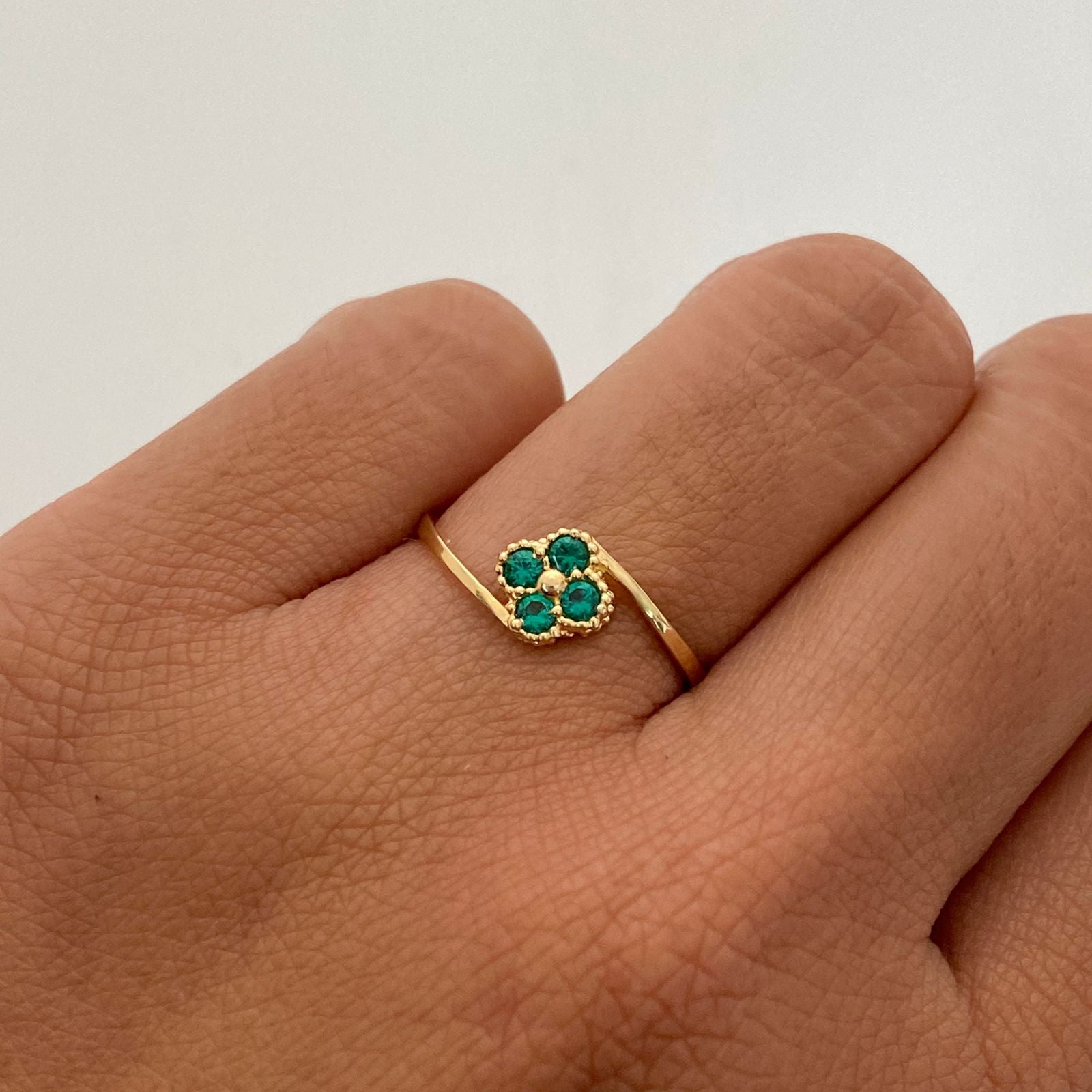 Anillo Trebol Circones Verdes Oro amarillo 18k / Talla 6 3/4 / 1,1 Gr / 1,3 mm