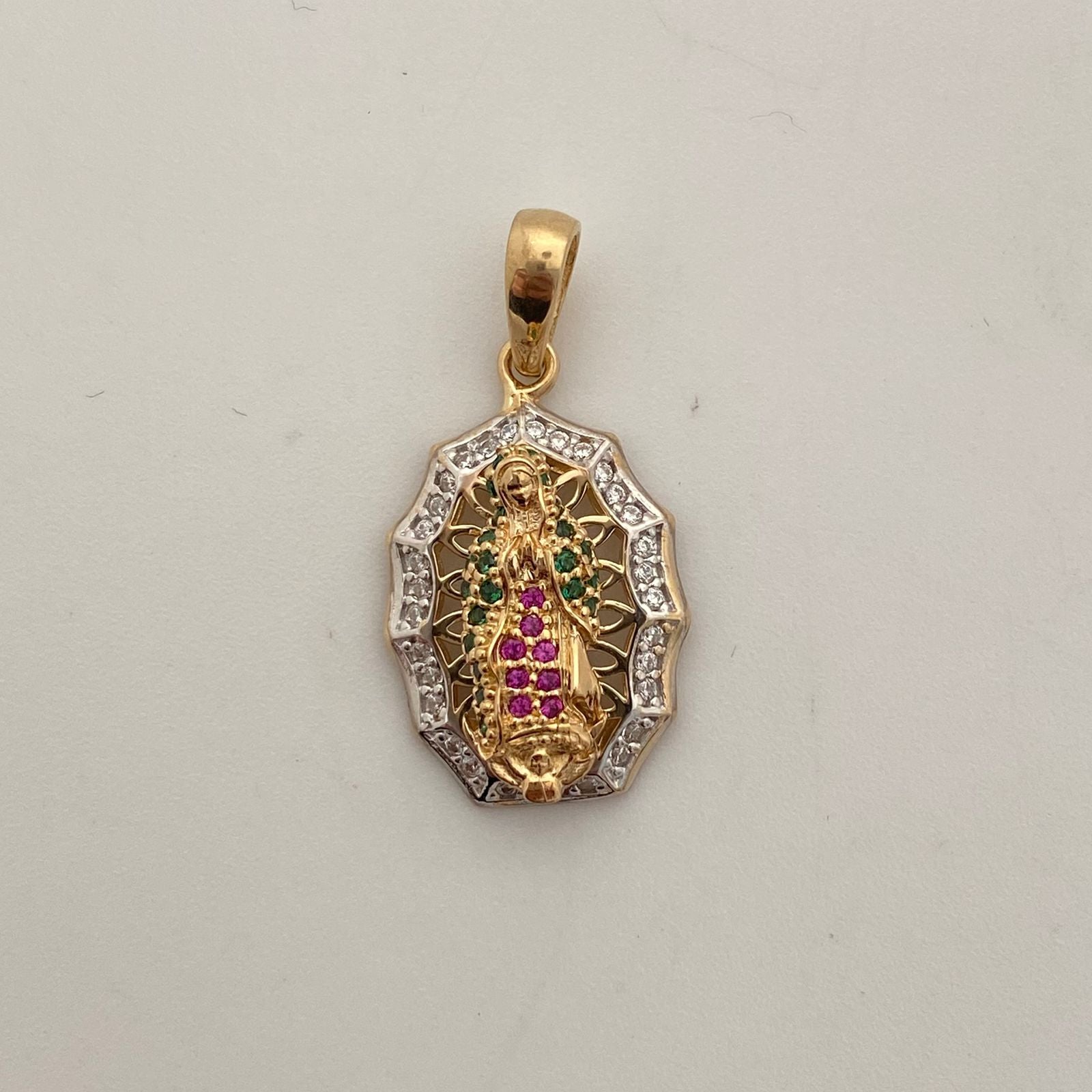 Dije virgen de guadalupe con circones multicolor  Oro amarillo 18k 2,8 Gr / 13,93 mm / 2,6 Cm