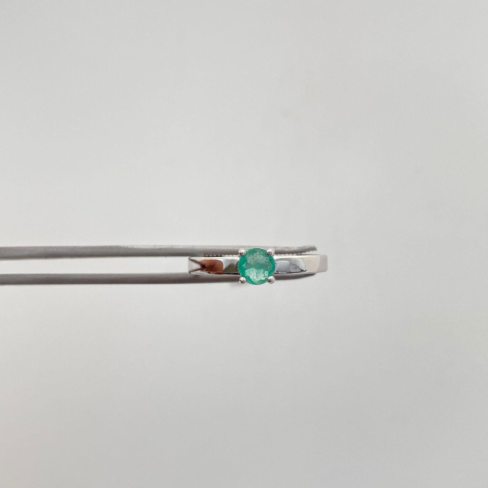 Anillo solitario con esmeralda  Oro blanco 18k / Talla 7 / 2,45 Gr