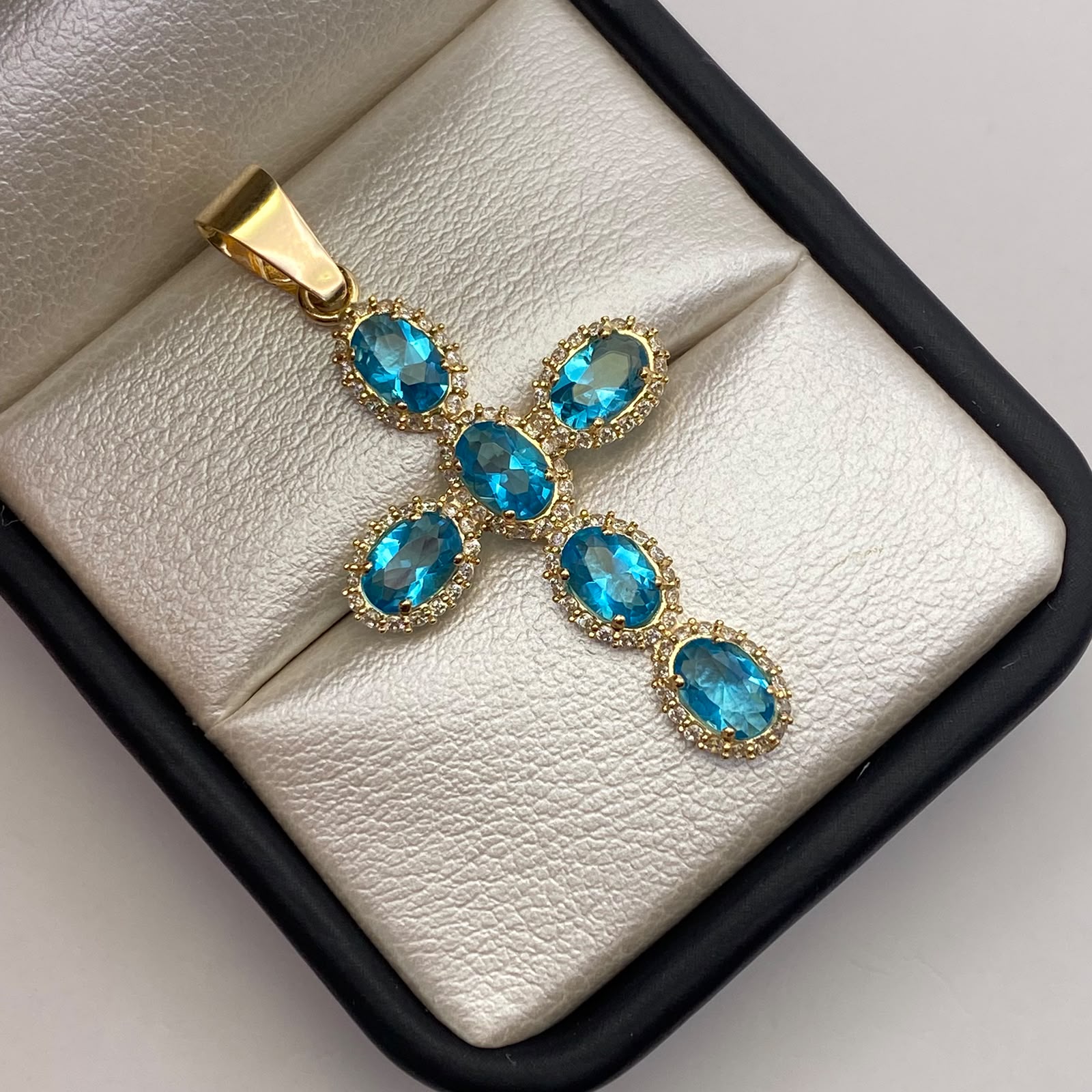 Dije Cruz azul circones Oro amarillo 18k 3,07 Gr / 22,9 mm / 4,5 Cm