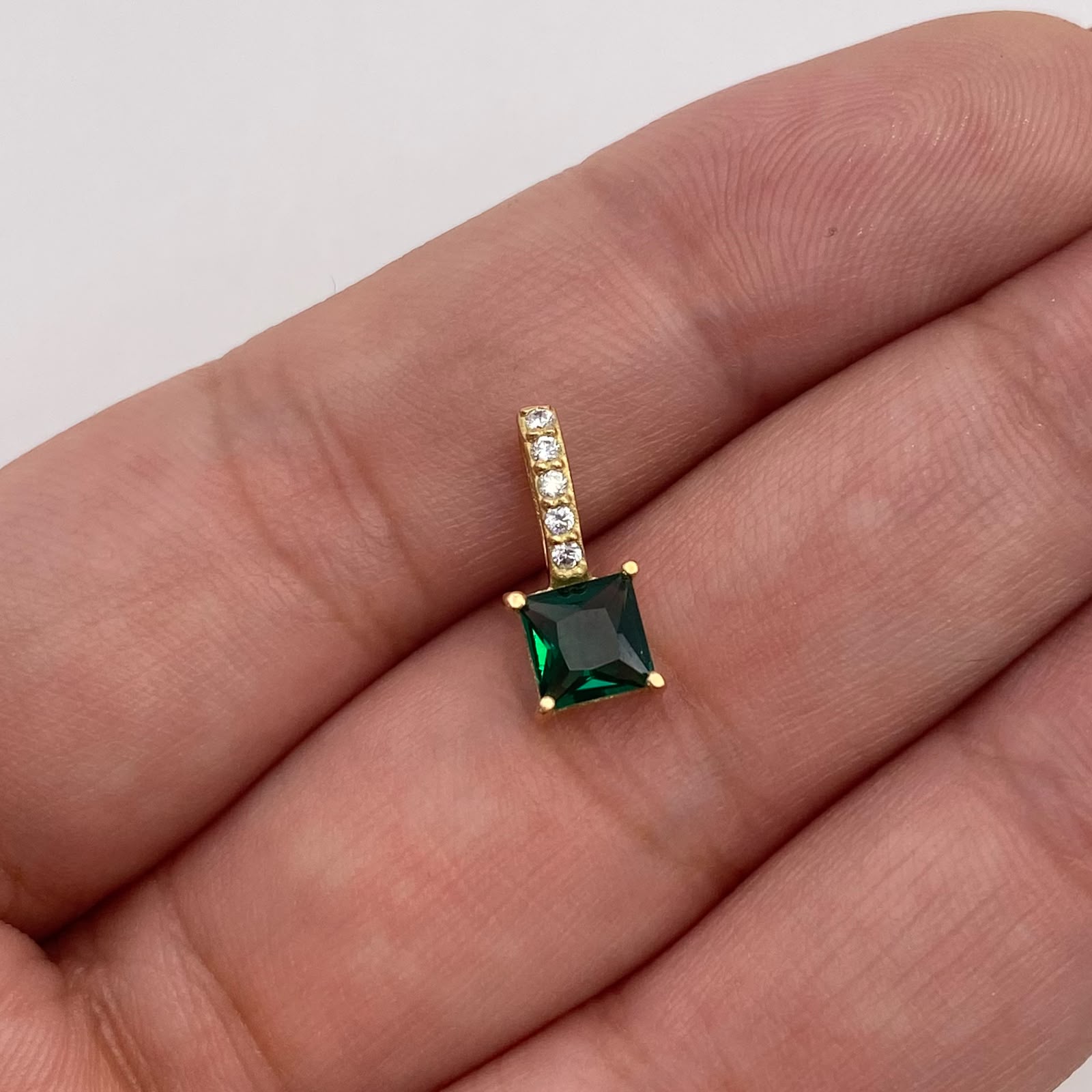 Dije dije circón verde Oro amarillo 18k 0,68 Gr / 6,10 mm / 1,3 Cm