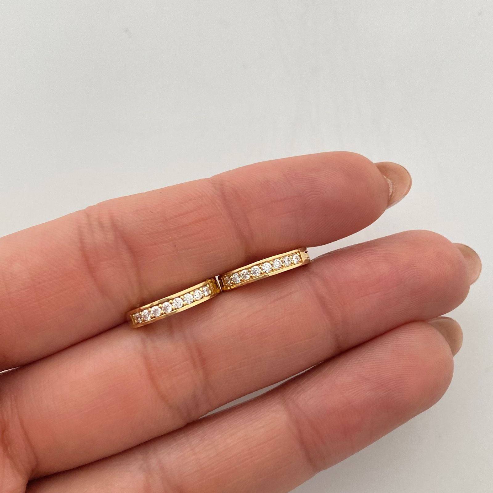 Candonga con circones blancos  Oro amarillo 18k 4,05 Gr / 1,4 Cm