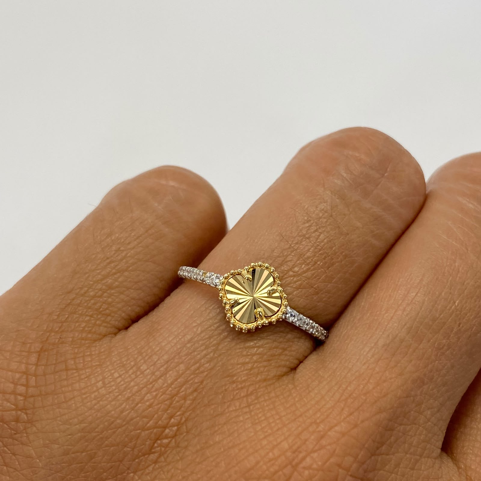 Anillo Trebol diamantado Oro amarillo 18k / Talla 7 / 1,45 Gr / 1,4 mm