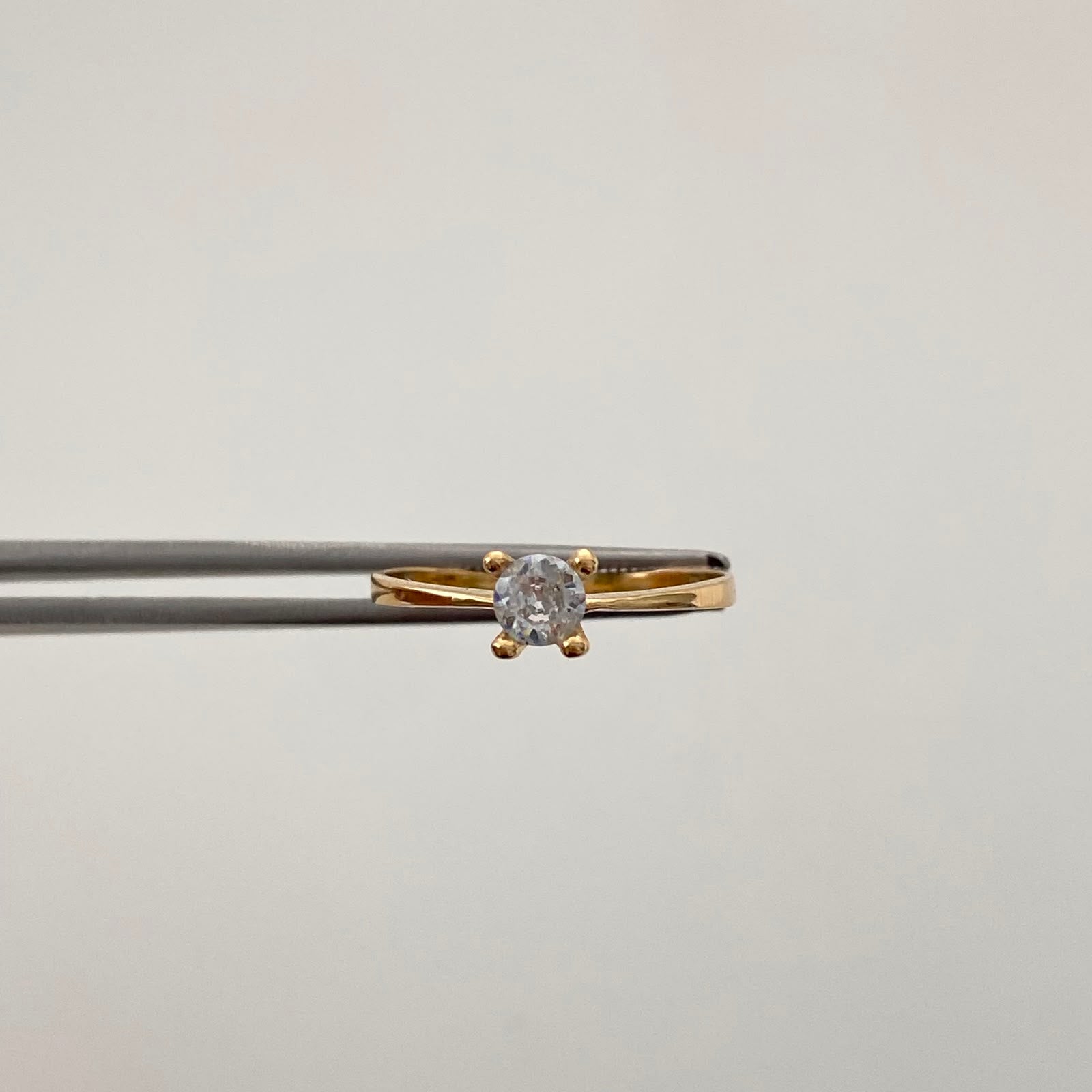 Anillo Solitario Oro amarillo 18k / Talla 8 1/2 / 1,65 Gr / 1,8 mm