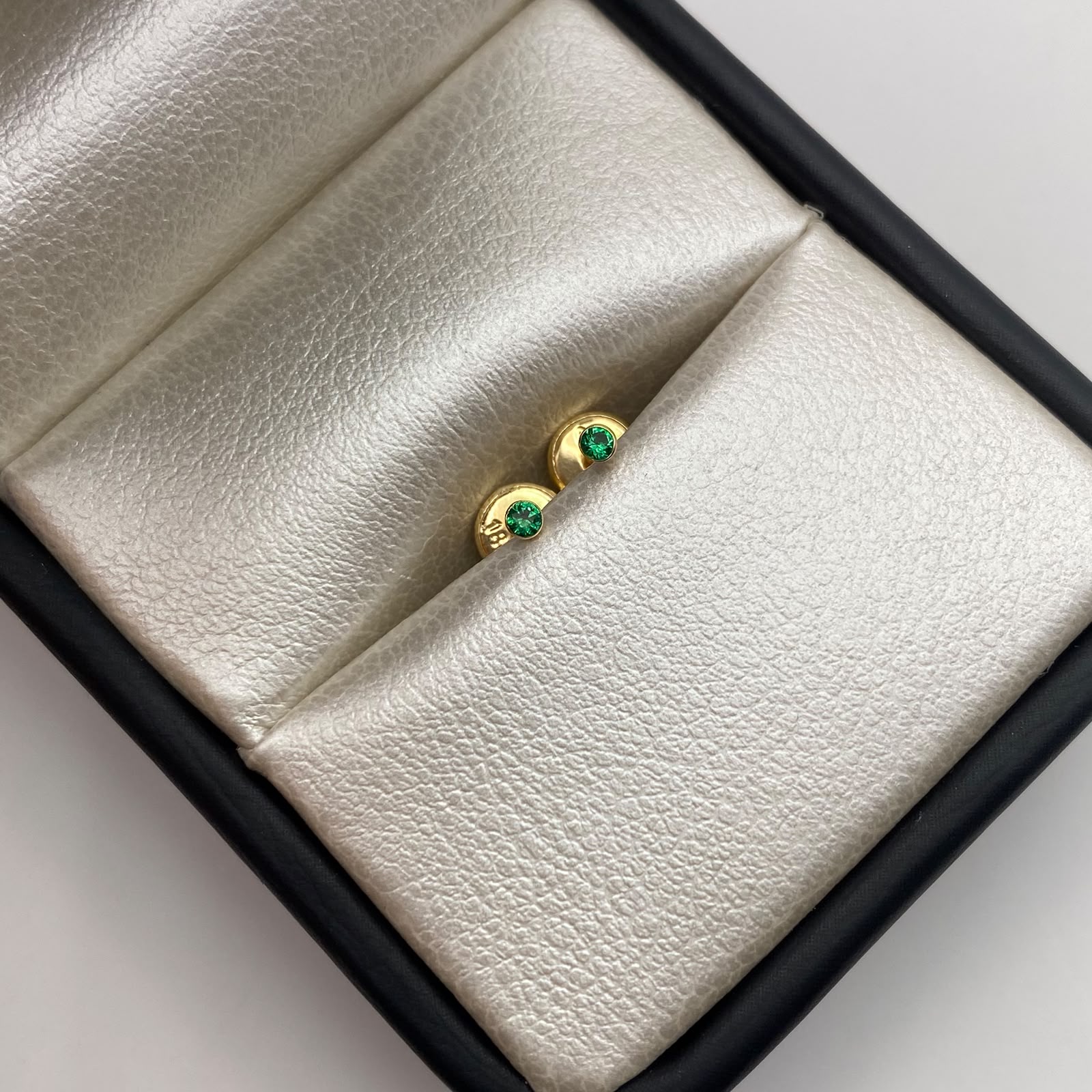 Topos Mini Circon Verde Oro amarillo 18k 0,35 Gr / 2 mm
