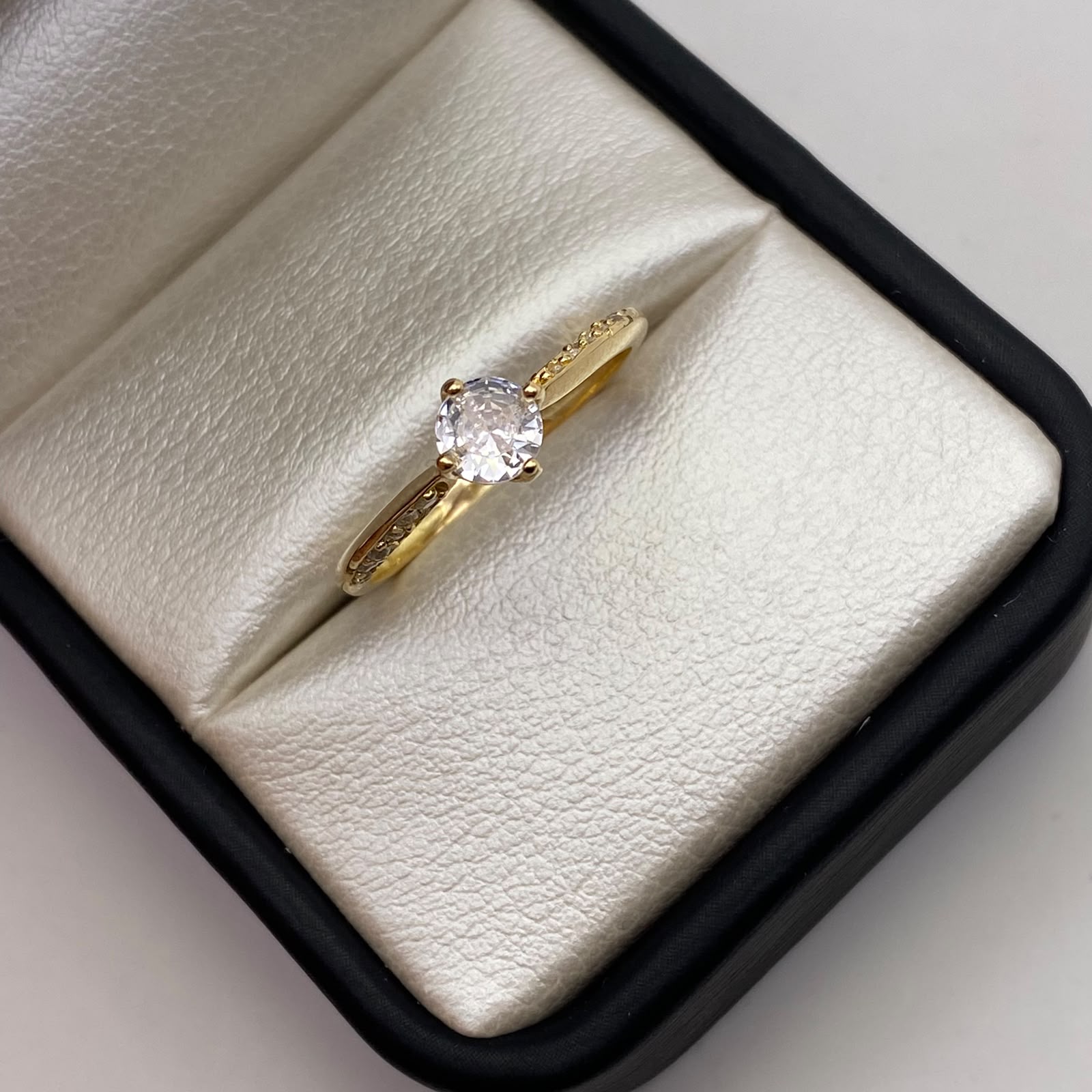 Anillo Solitario Oro amarillo 18k / Talla 8 / 1,92 Gr / 2,1 mm