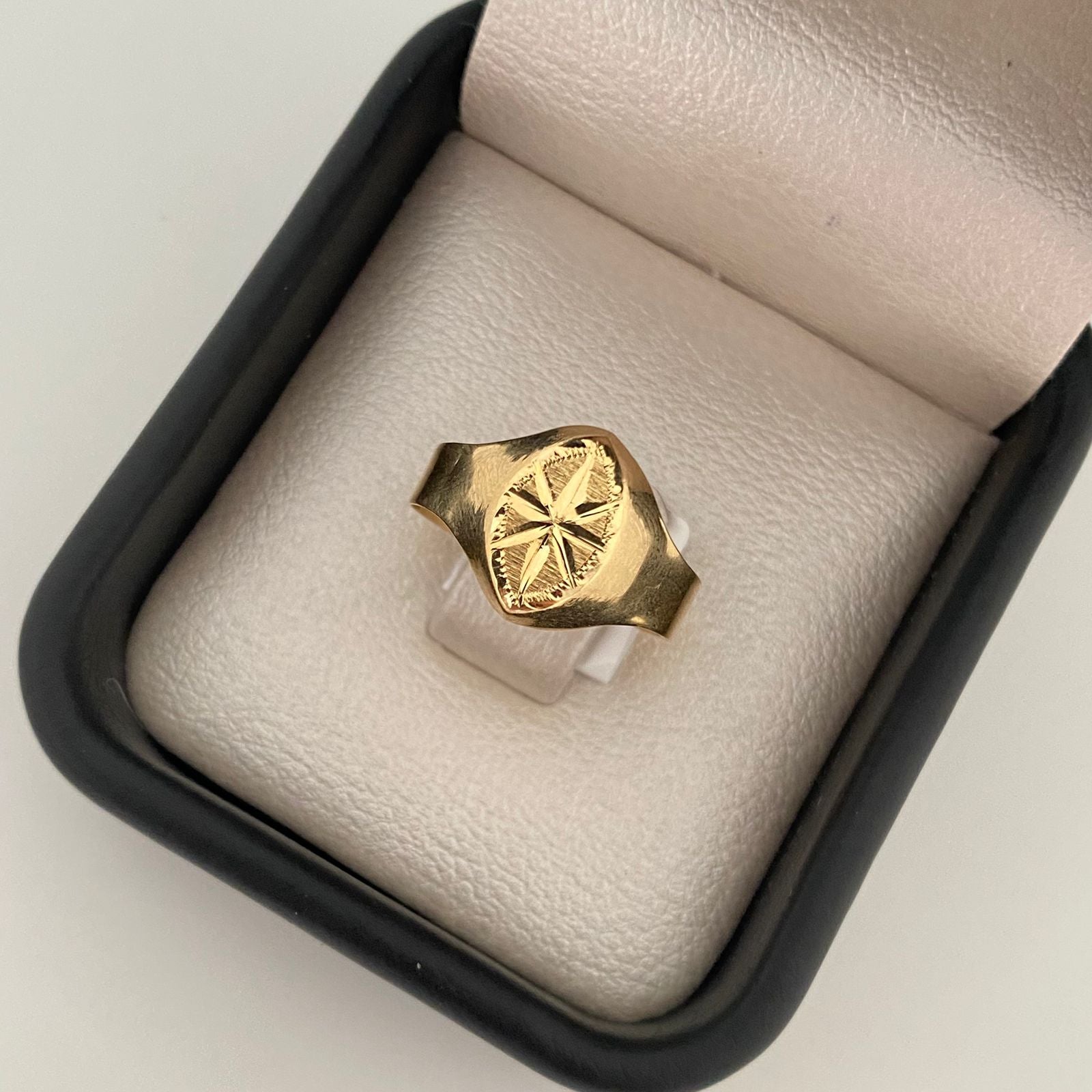 Anillo troquel diamantado estrella Oro amarillo 18k / Talla 7 / 1,55 Gr