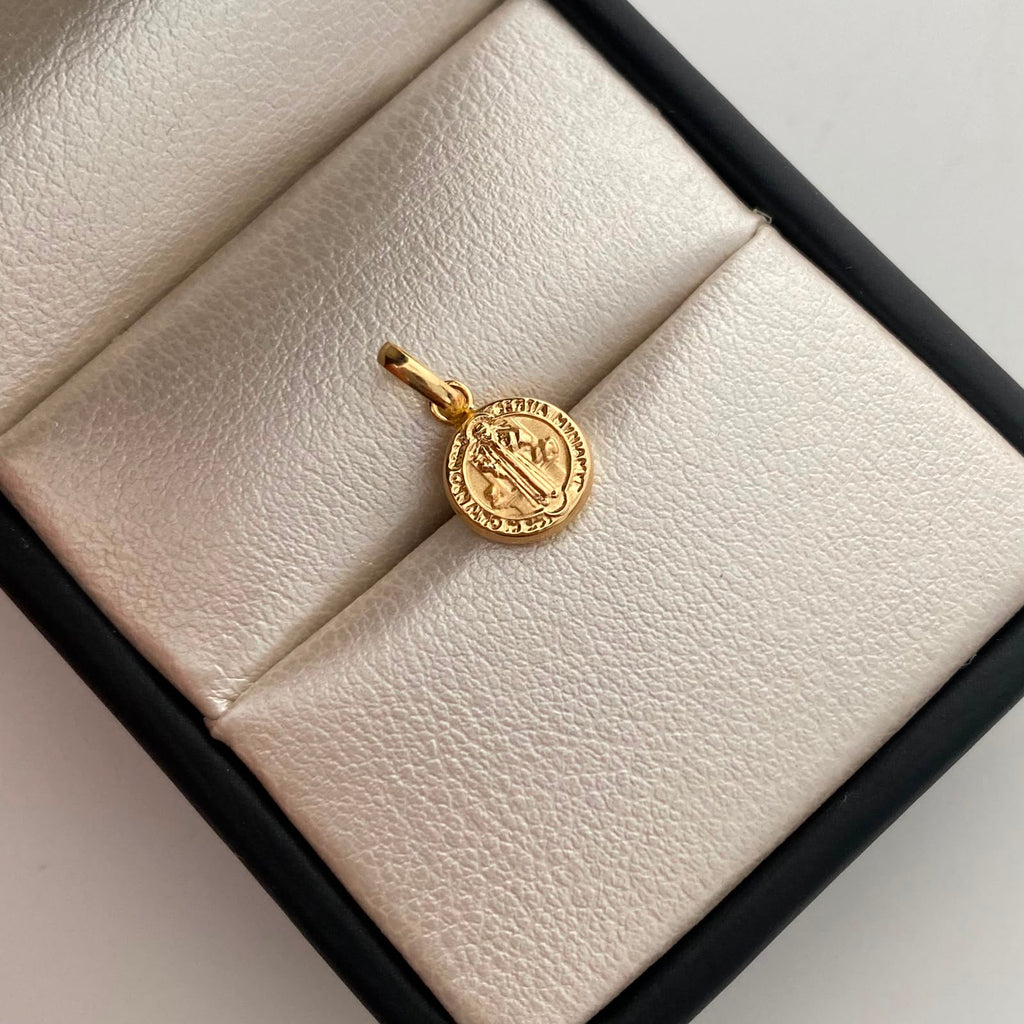 Dije San Benito Oro amarillo 18k 0,45 Gr / 8,4 mm / 1,5 Cm