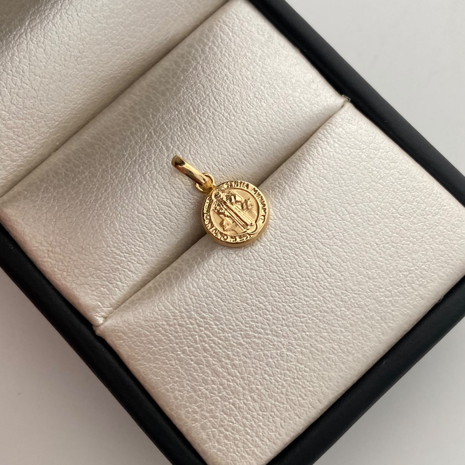 Dije San benito Oro amarillo 18k 0,4 Gr / 8,4 mm / 1,5 Cm