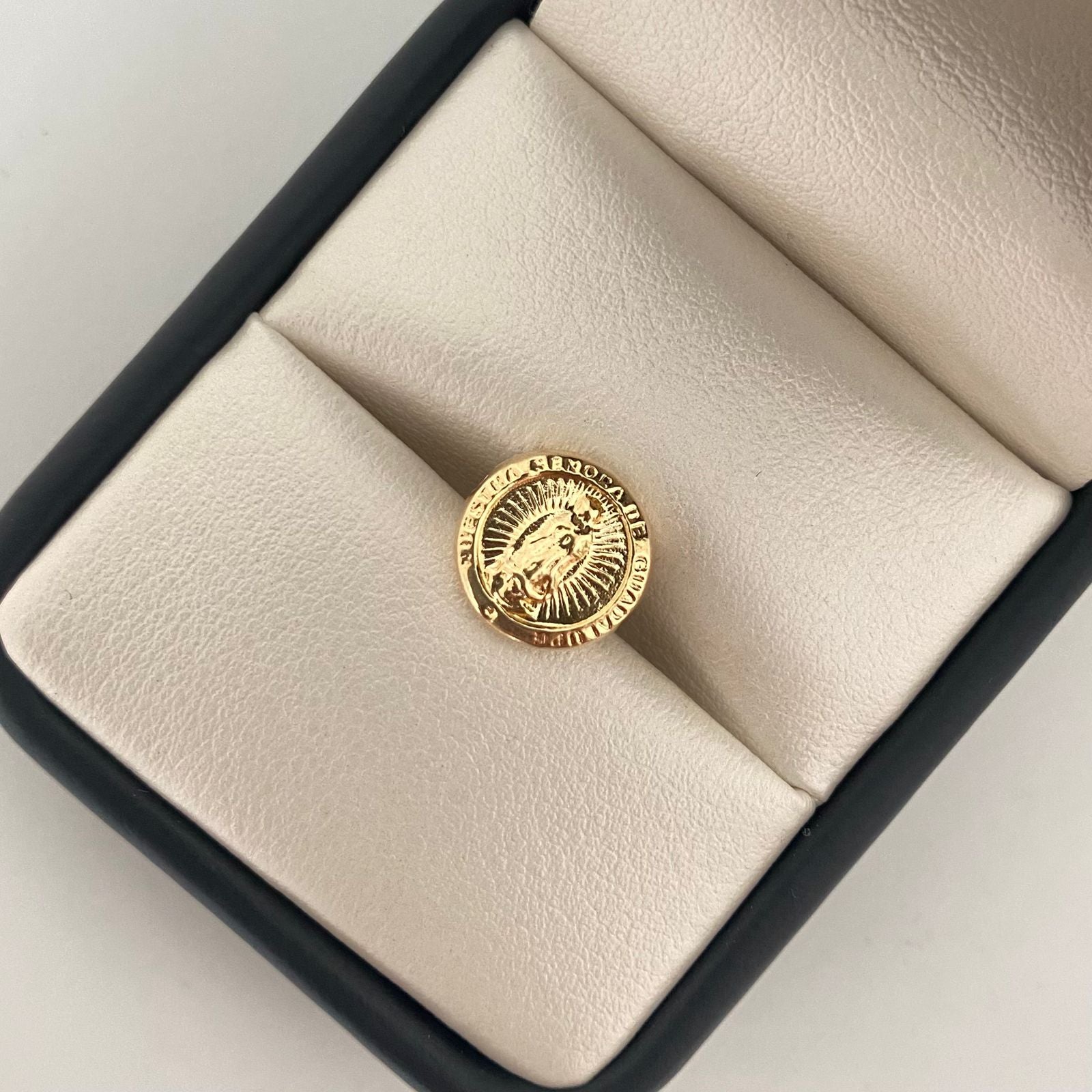 Herraje virgen de guadalupe tambor fondo mate Oro amarillo 18k 0,60 Gr / 1,0 Cm