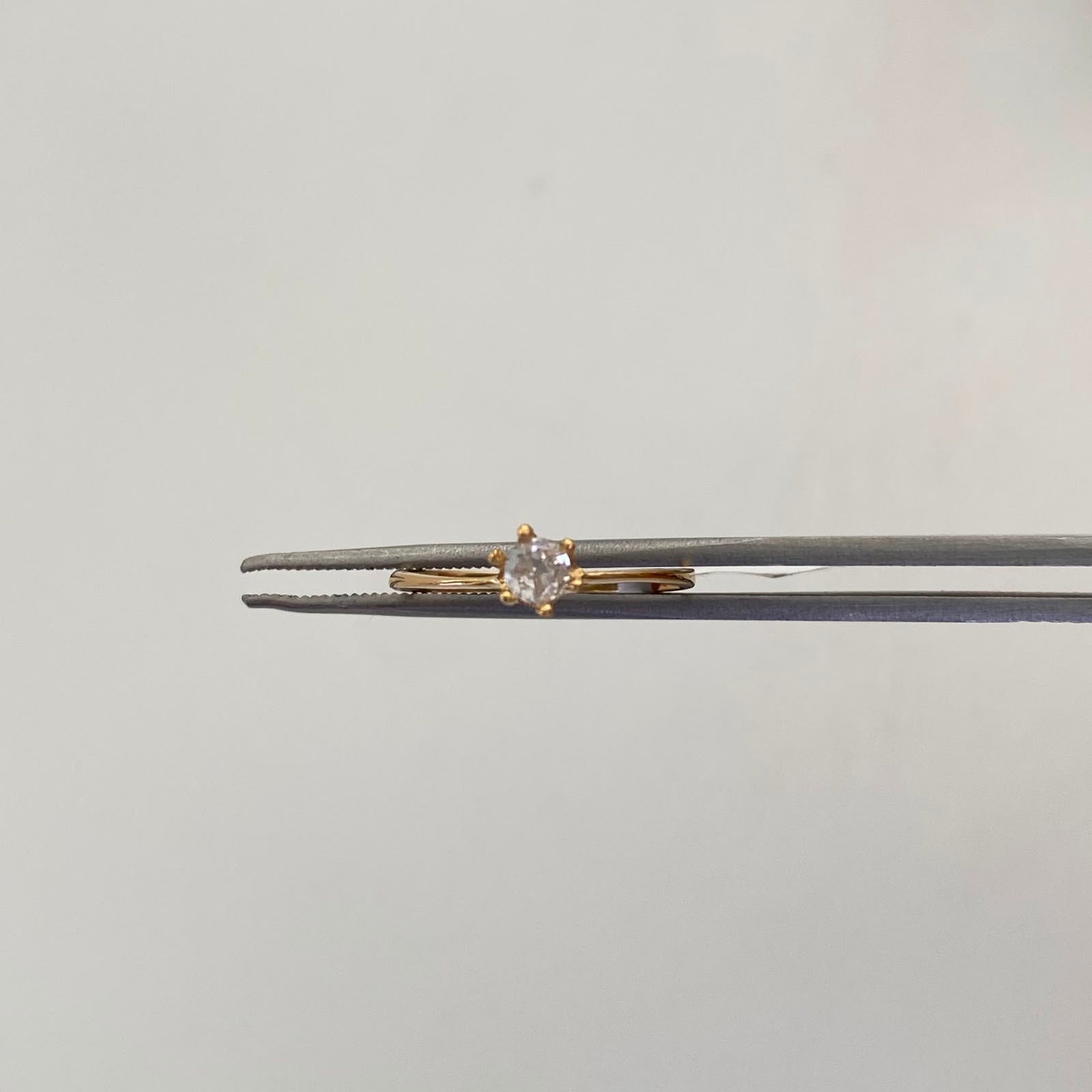 Anillo Solitario Oro amarillo 18k / Talla 6 1/4 / 1,1 Gr / 1,2 mm