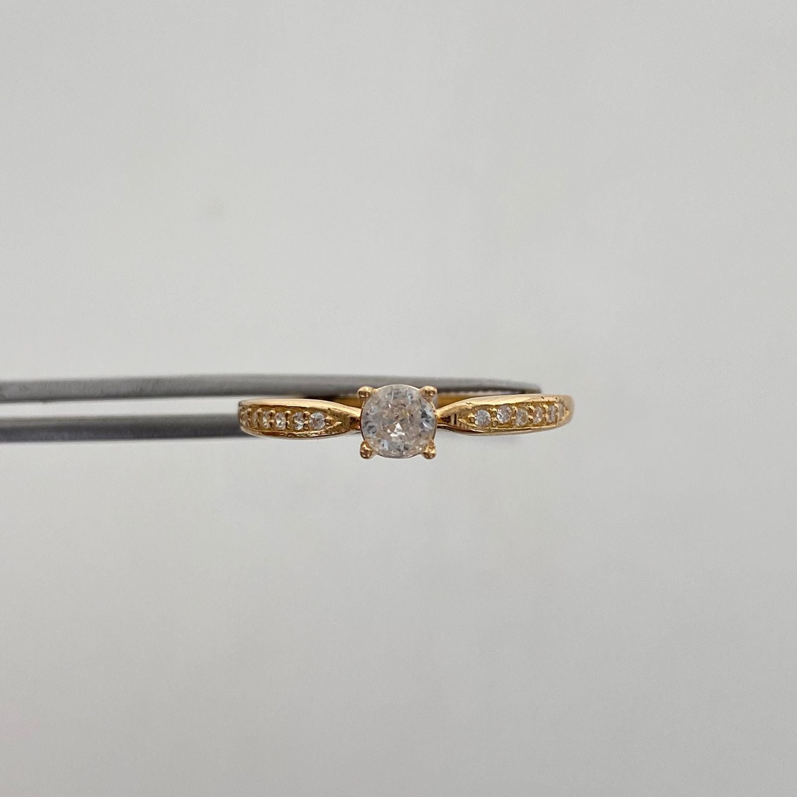 Anillo Solitario Oro amarillo 18k / Talla 7 1/4 / 1,55 Gr / 1,6 mm