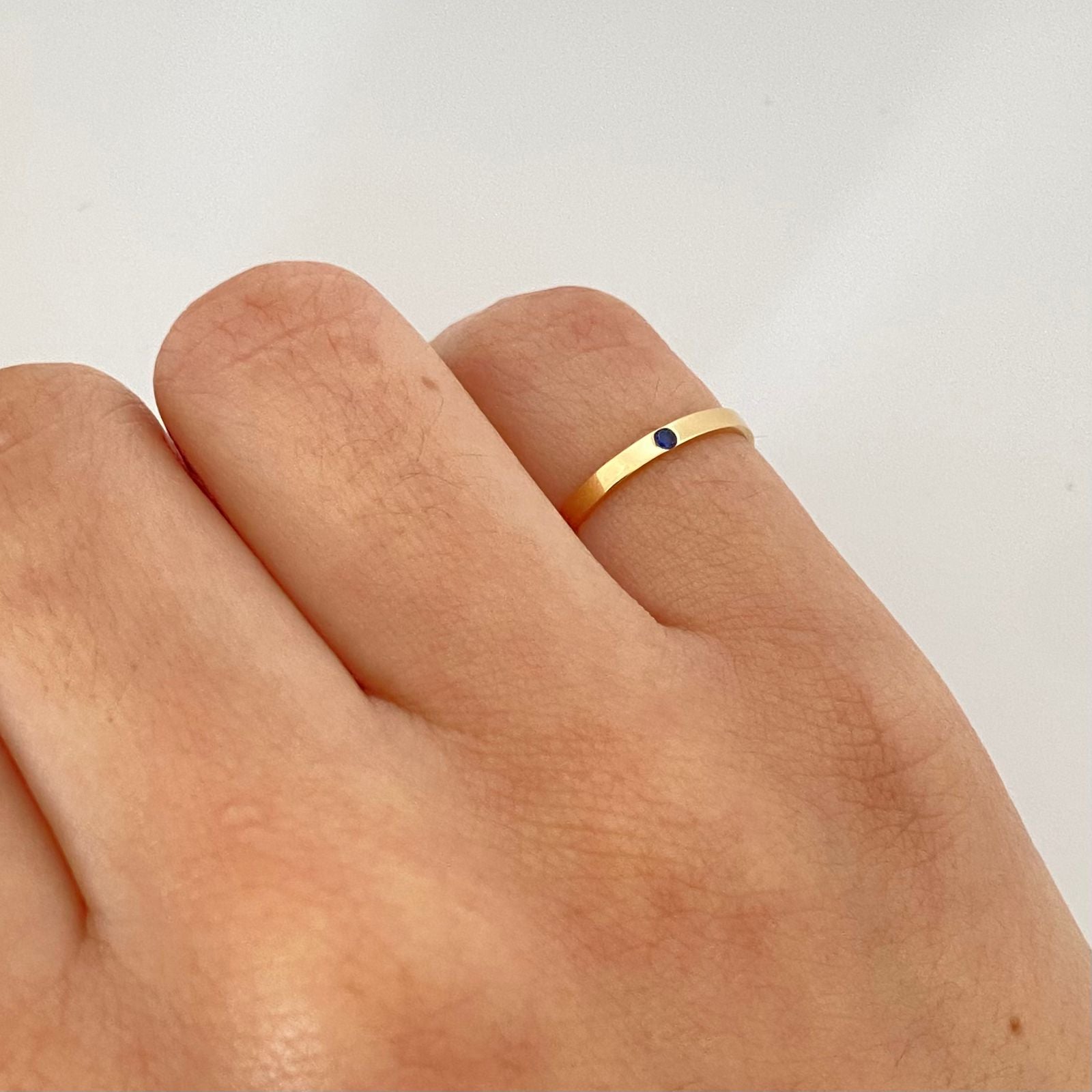 Anillo liso circon azul Oro amarillo 18k / Talla 4 3/4 / 0,95 Gr