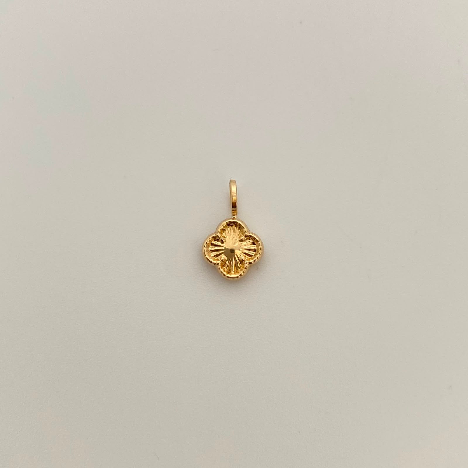 Dije Trebol Diamantado Oro amarillo 18k 0,4 Gr / 8,4 mm / 1,5 Cm