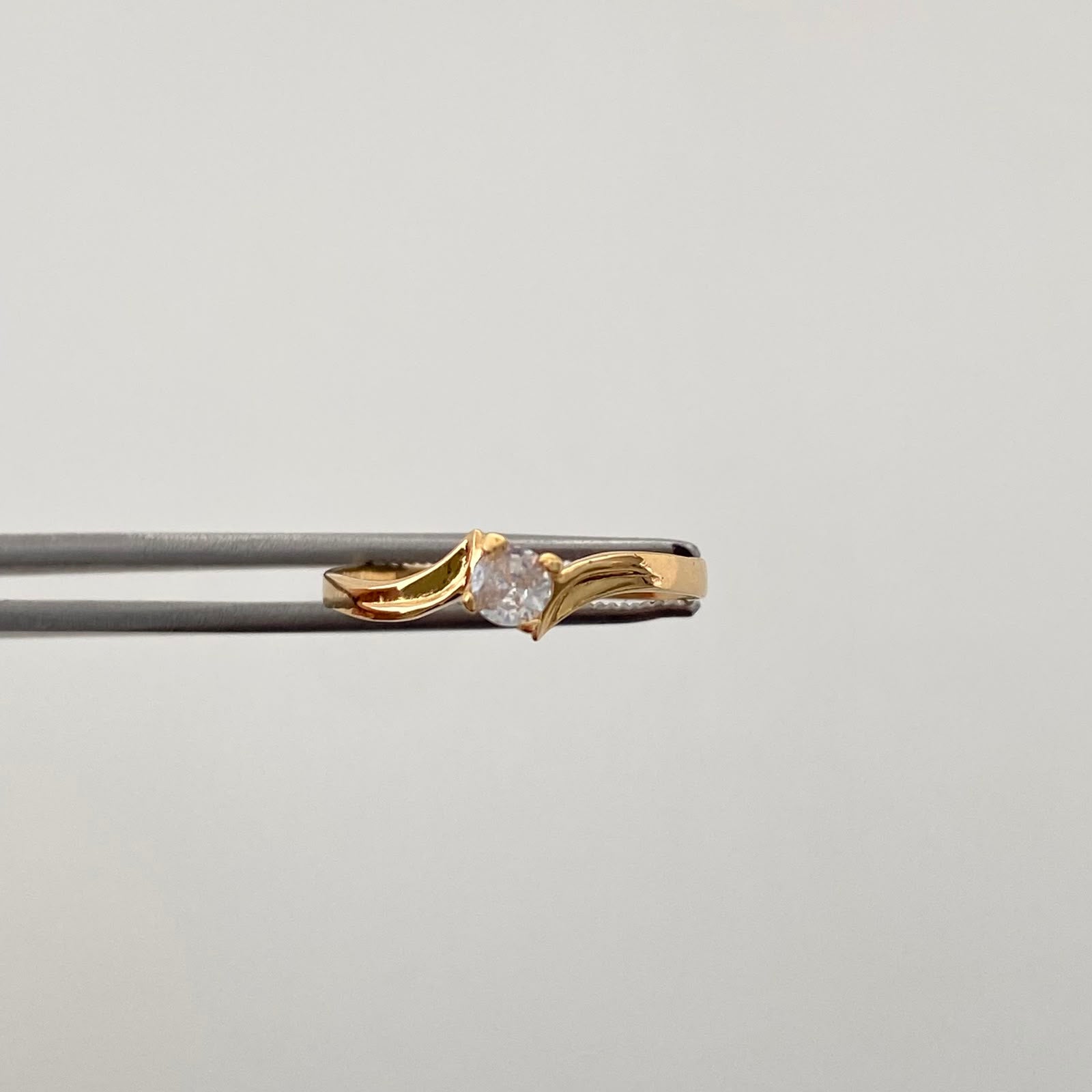Anillo Solitario Oro amarillo 18k / Talla 7 1/2 / 1,45 Gr / 1,8 mm