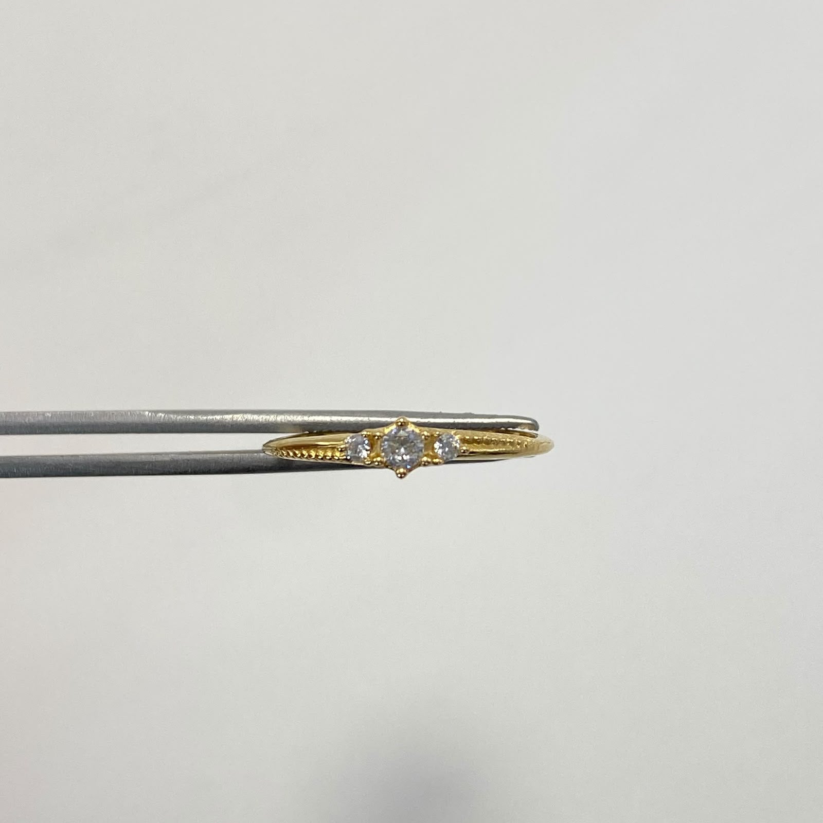 Anillo Solitario tres circones Oro amarillo 18k / Talla 8 / 1,45 Gr / 1,2 mm
