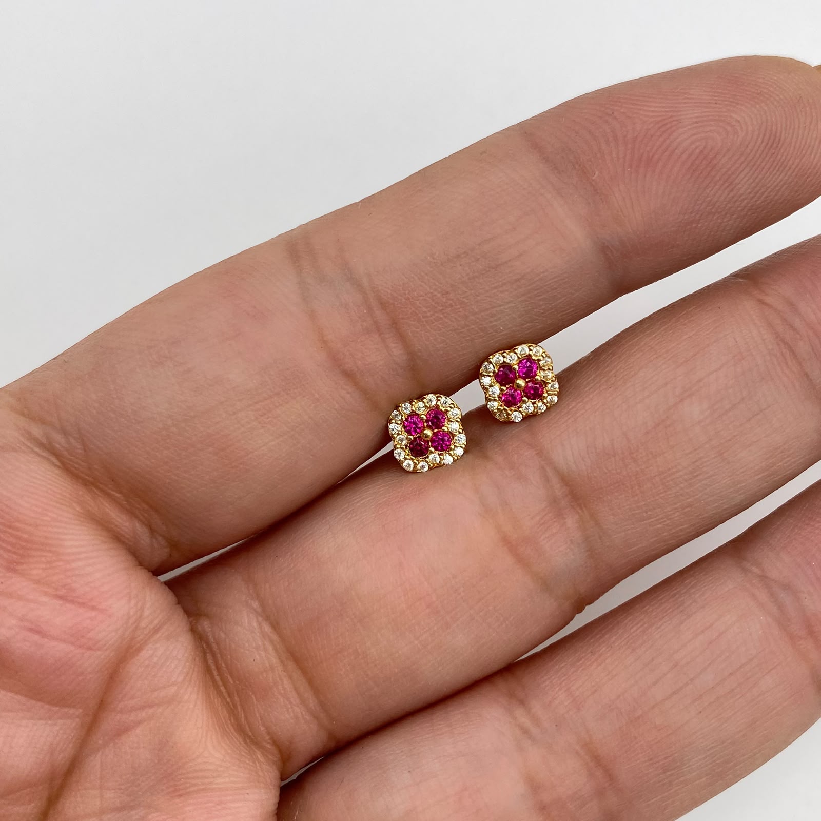 Topos flor circones fucsias y blancos Oro amarillo 18k 0,9 Gr / 6,43 mm
