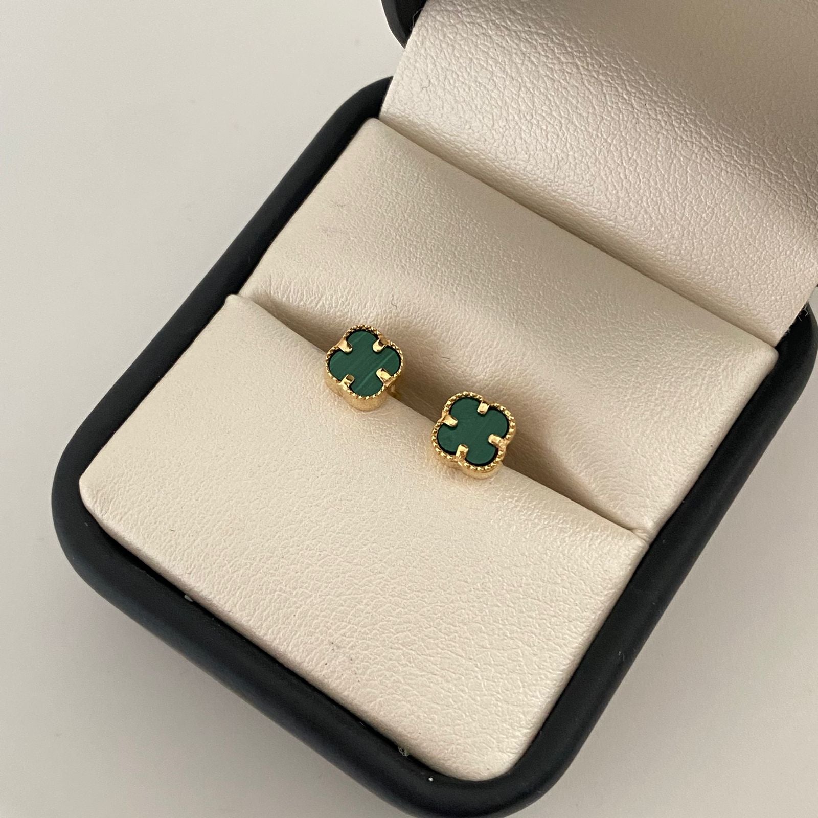 Topos It trebol fondo verde Oro amarillo 18k +4 / 2,1 Gr / 6,5 mm