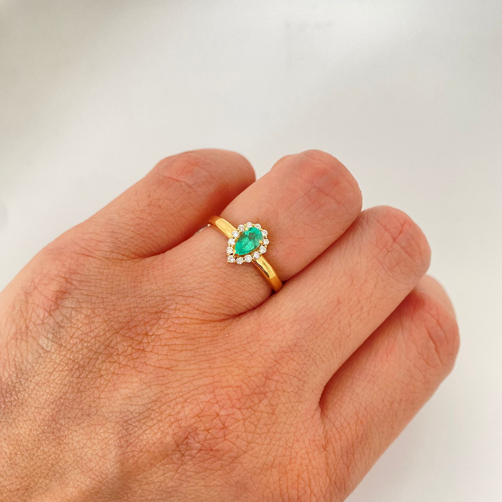 Anillo solitario en gota con esmeralda y diamantes  Oro amarillo 18k / Talla 6 1/4 / 2,45 Gr