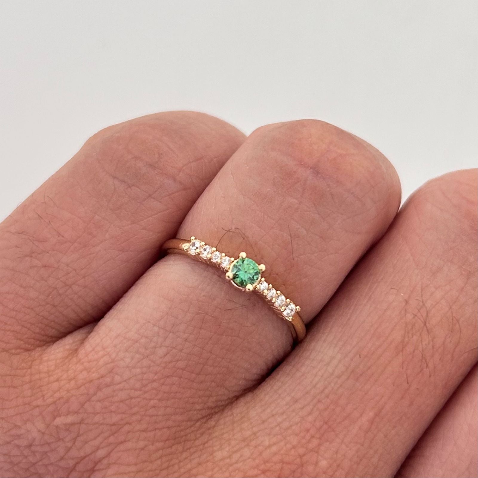 Anillo Solitario Circones Verdes y Blancos Oro amarillo 18k / Talla 6 / 1,45 Gr / 1,5 mm