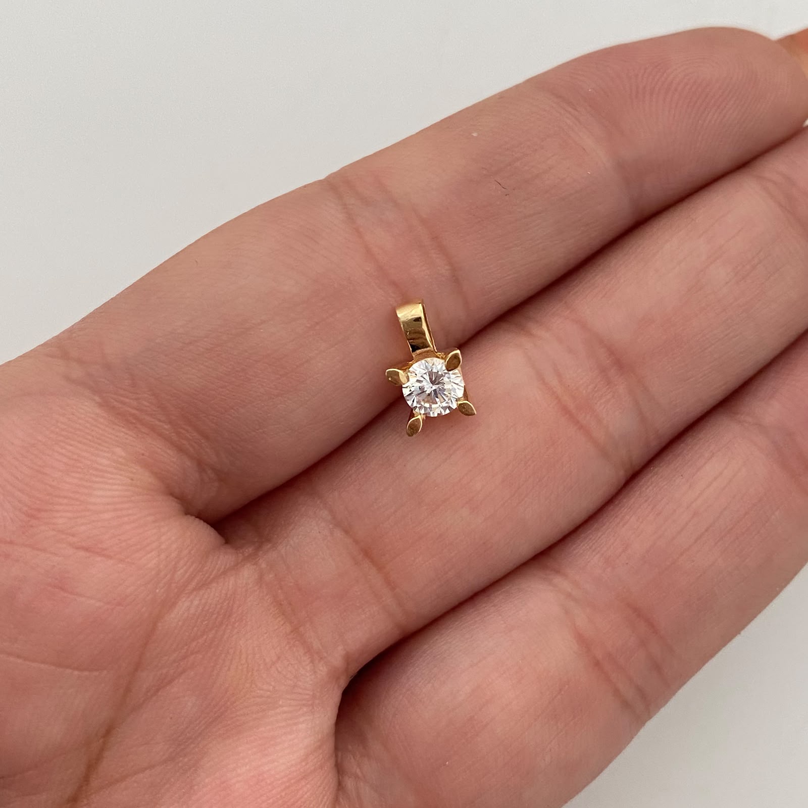 Dije Circon Blanco Oro amarillo 18k 0,65 Gr / 5,1 mm / 0,7 Cm