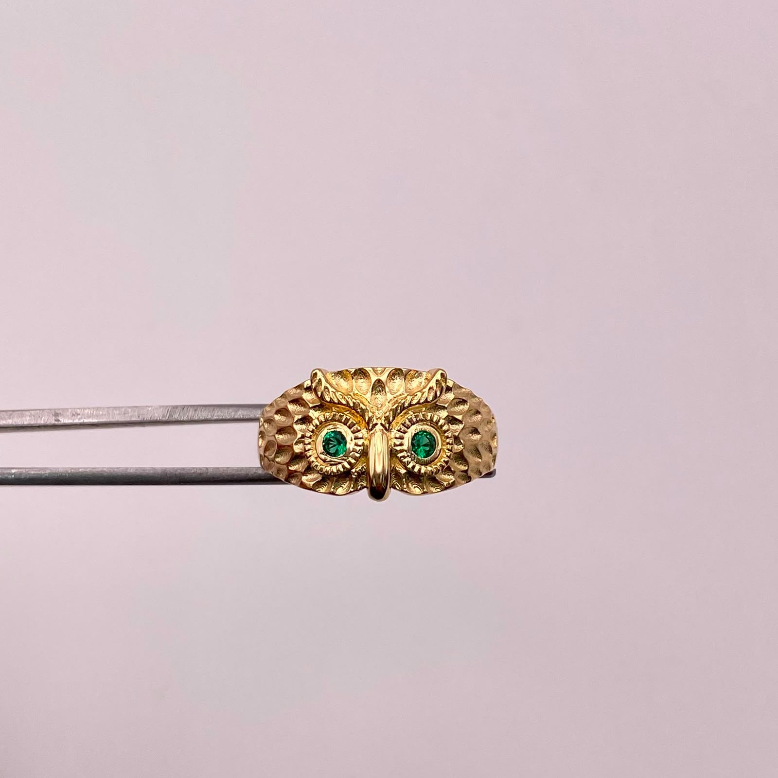 Anillo Buho Circones Verdes Oro amarillo 18k / Talla 5 1/2 / 4,95 Gr / 3,6 mm