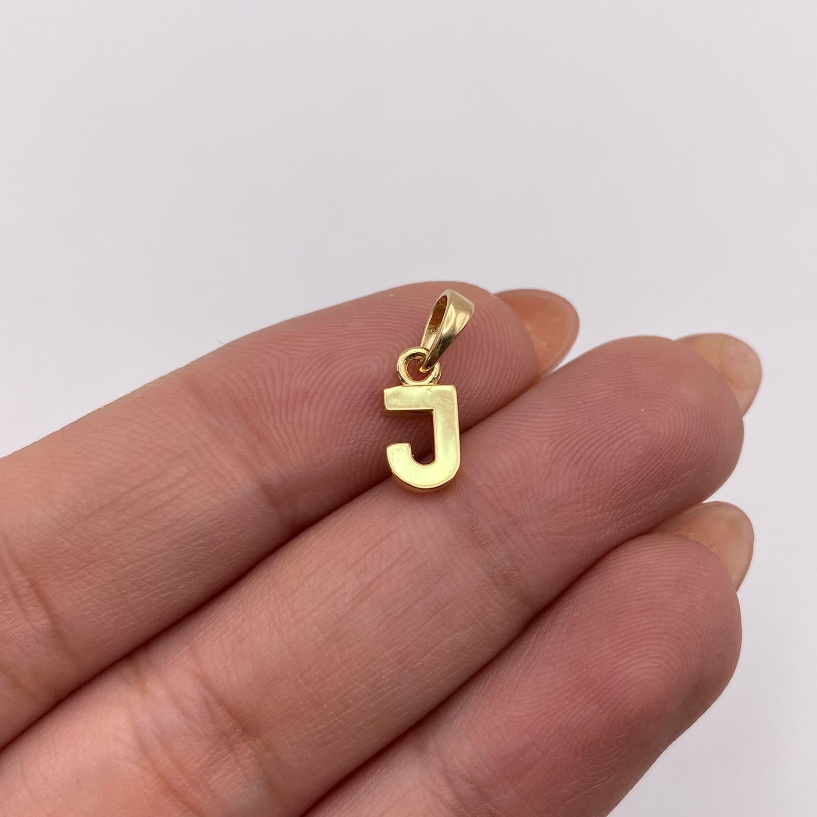 Dije letra J Oro amarillo 18k 0,65 Gr / 5,42 mm / 1,3 Cm
