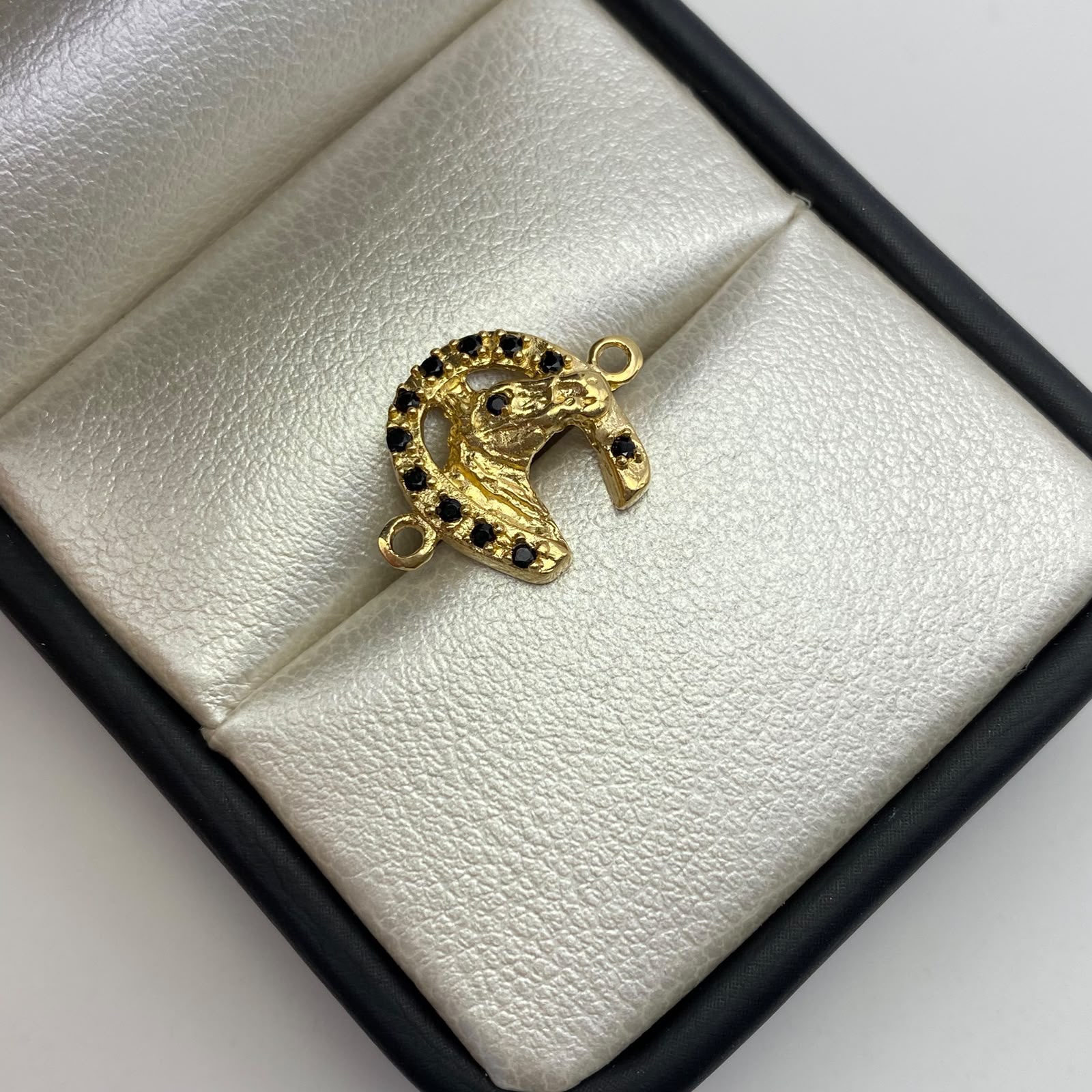 Herraje Herradura y caballo circones negros Oro amarillo 18k 1,85 Gr / 1,7 Cm