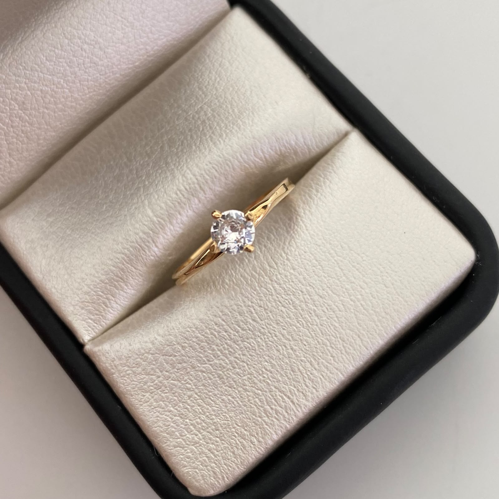 Anillo Solitario Oro amarillo 18k / Talla 6 / 1,65 Gr / 2,2 mm