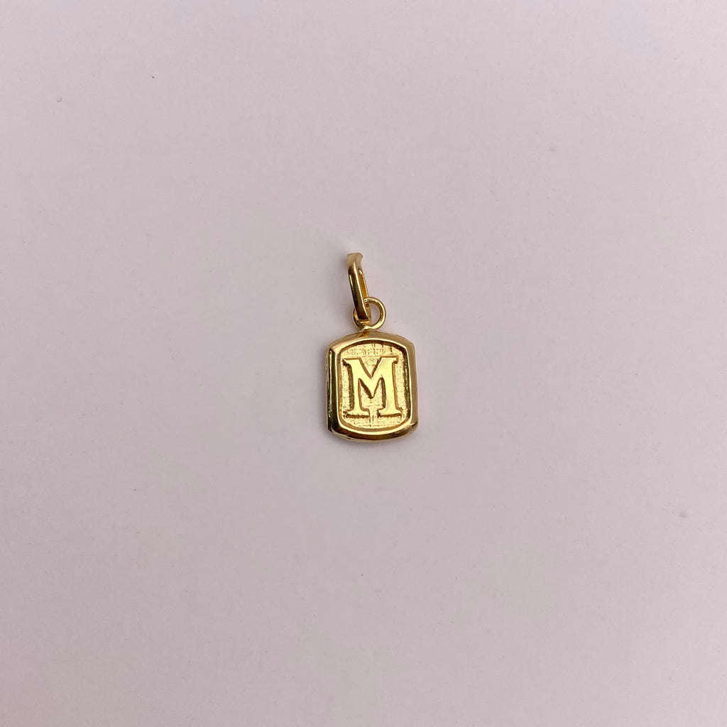 Dije letra M Oro amarillo 18k 0,3 Gr / 6,8 mm / 1,3 Cm