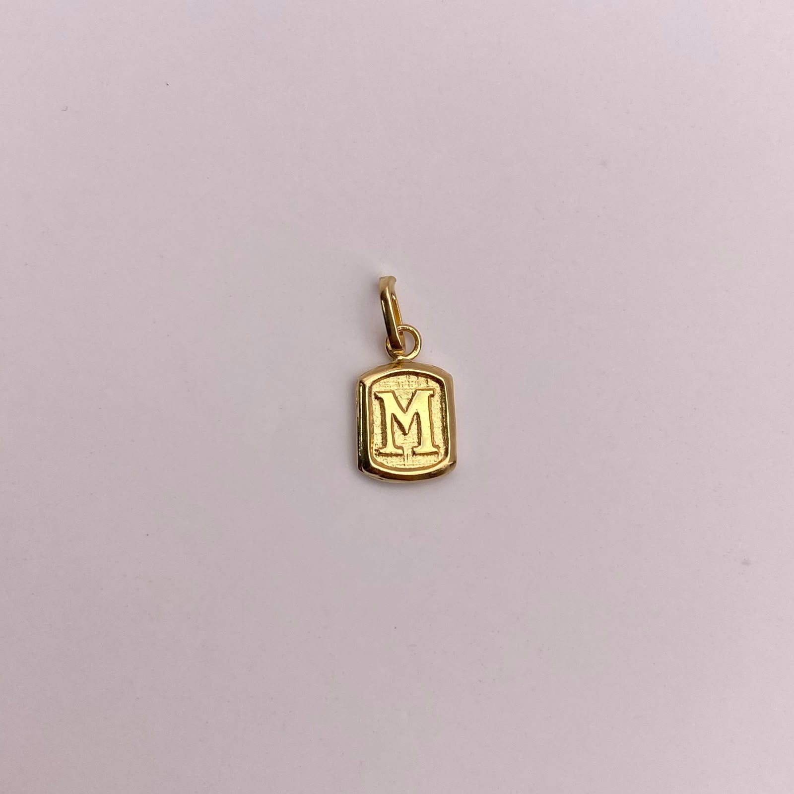 Dije letra M  Oro amarillo 18k 0,35 Gr / 6,8 mm / 1,3 Cm
