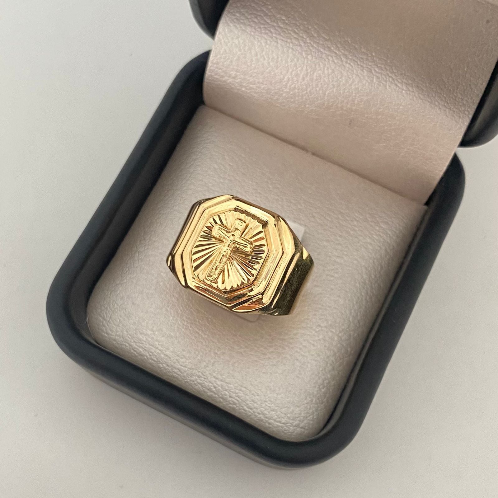 Anillo cruz cristo fondo diamantado Oro amarillo 18k / Talla 9 3/4 / 3,90 Gr