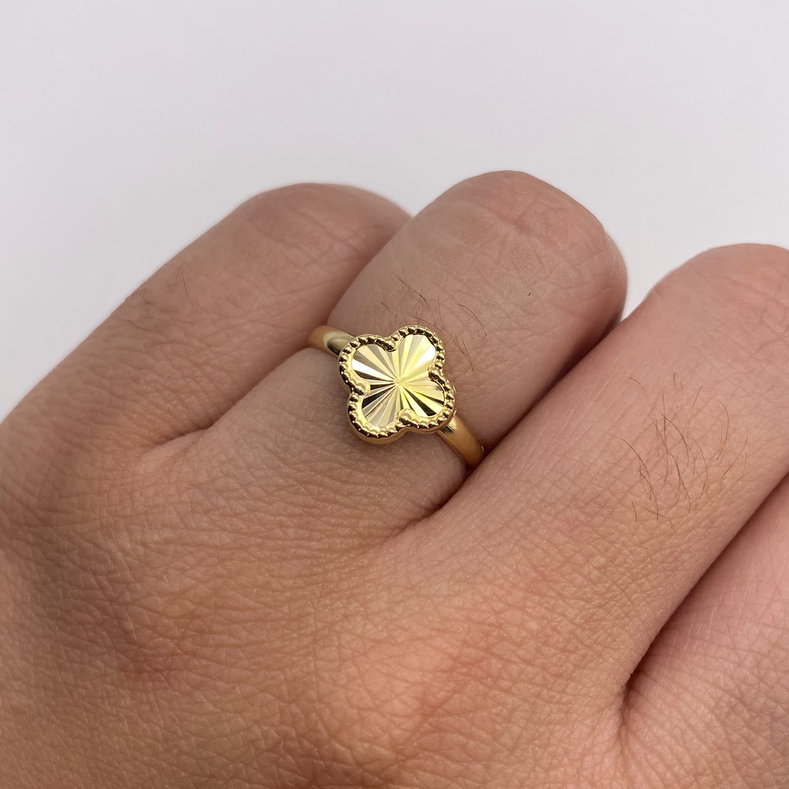 Anillo trebol diamantado Oro amarillo 18k / Talla 5 1/2 / 1 Gr / 2,15 mm
