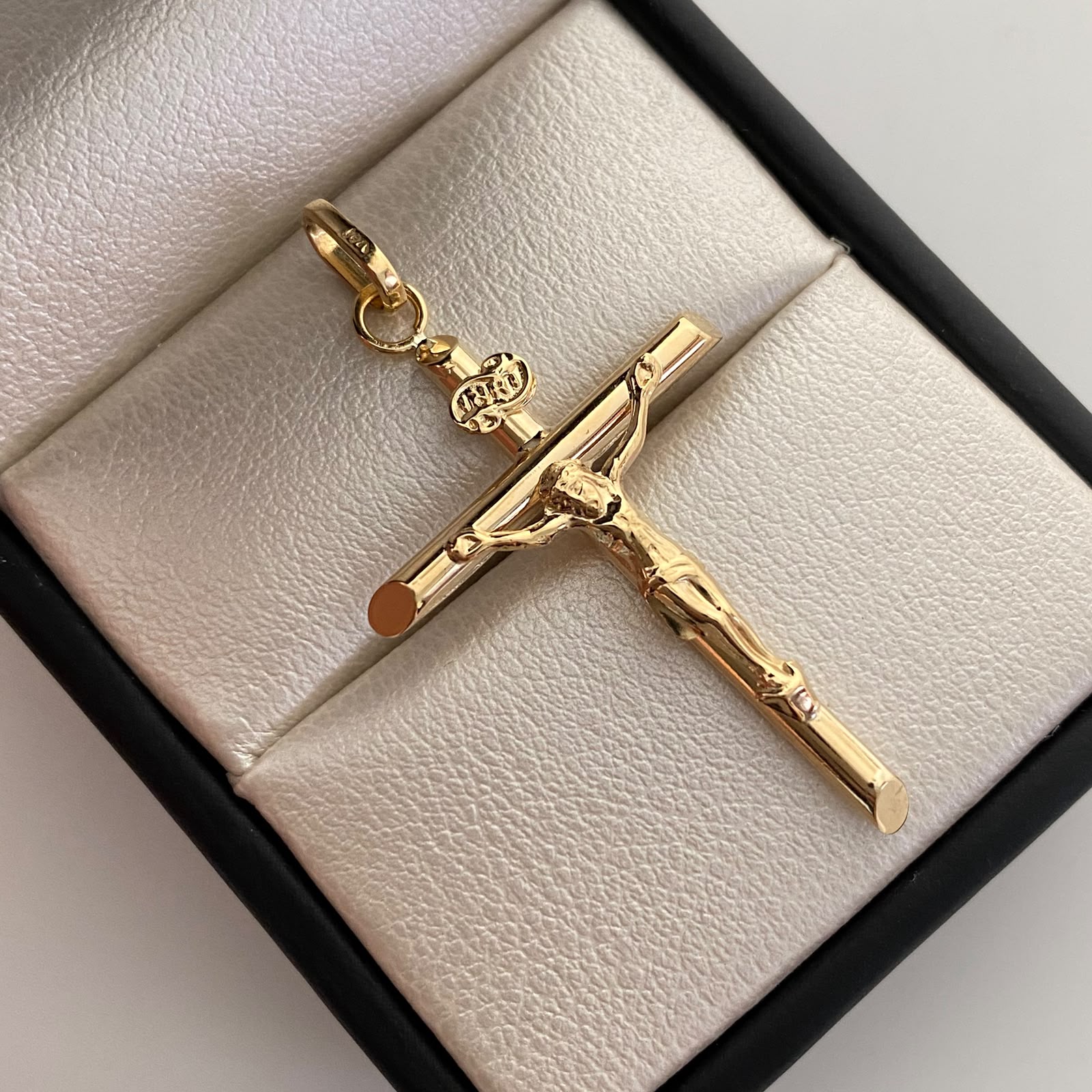 Dije Cruz Tubular Cristo Oro amarillo 18k 1,4 Gr / 24,6 mm / 4,4 Cm