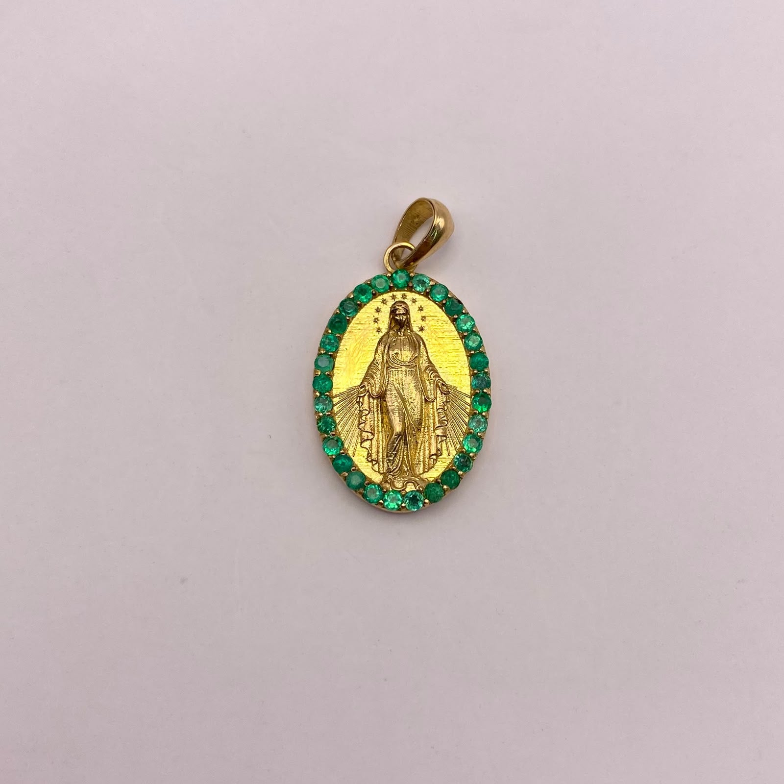 Dije It Virgen milagrosa 29 esmeraldas 1.5mm (PORFABRICACION) Oro amarillo 18k 5,4 Gr / 14,1 mm / 2,6 Cm