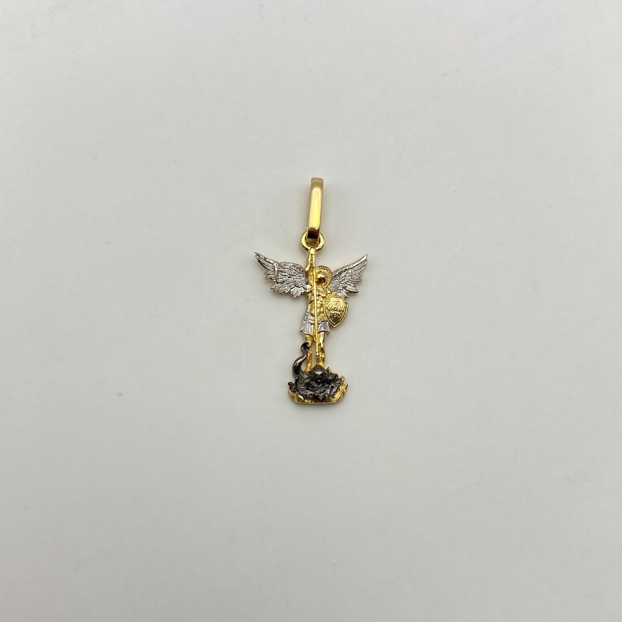 Dije San miguel arcangel Oro amarillo y Oro blanco 18k 1,15 Gr / 11,8 mm / 2,5 Cm