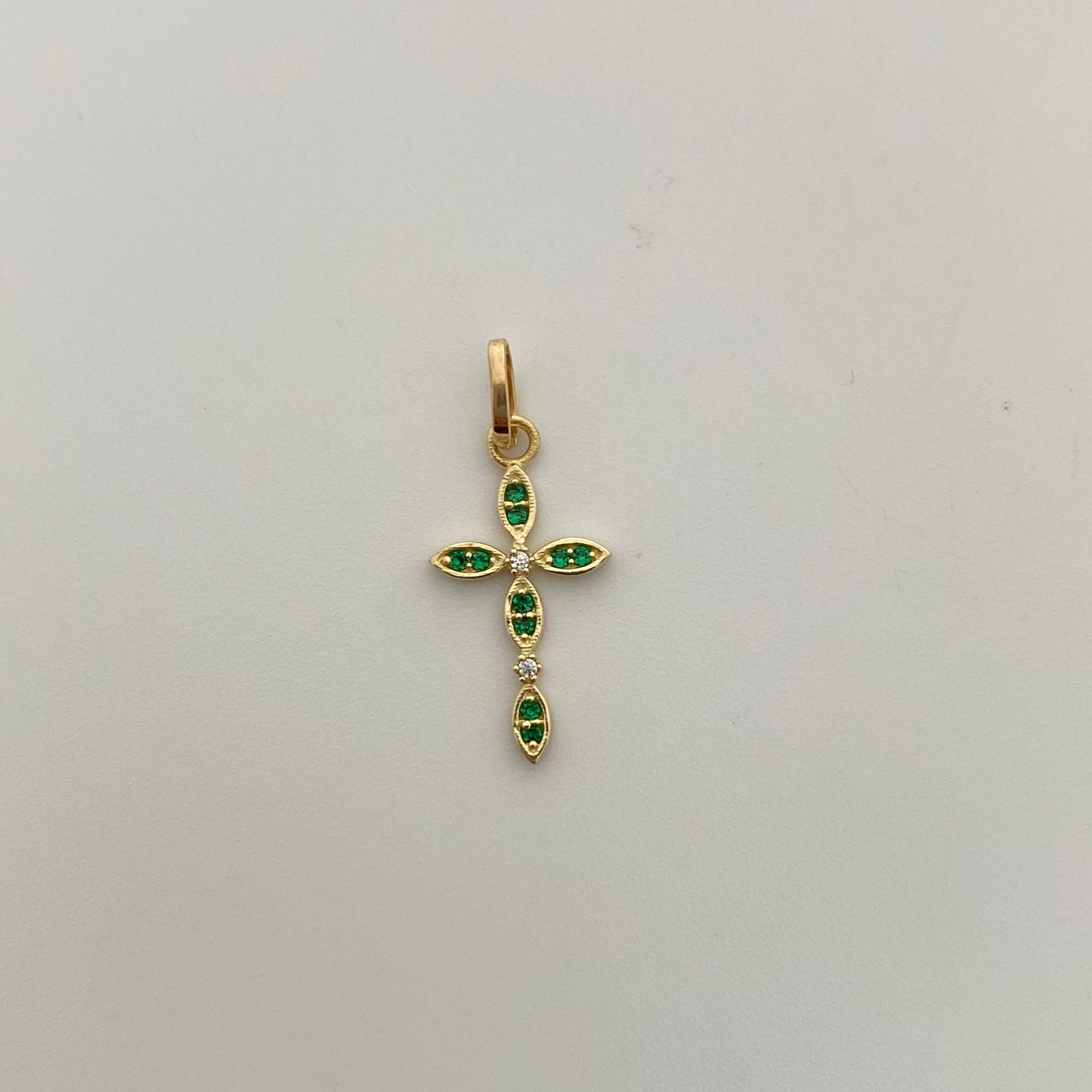 Dije Cruz Casting Verde y Blanco Oro amarillo 18k 0,7 Gr / 10,4 mm / 2,5 Cm