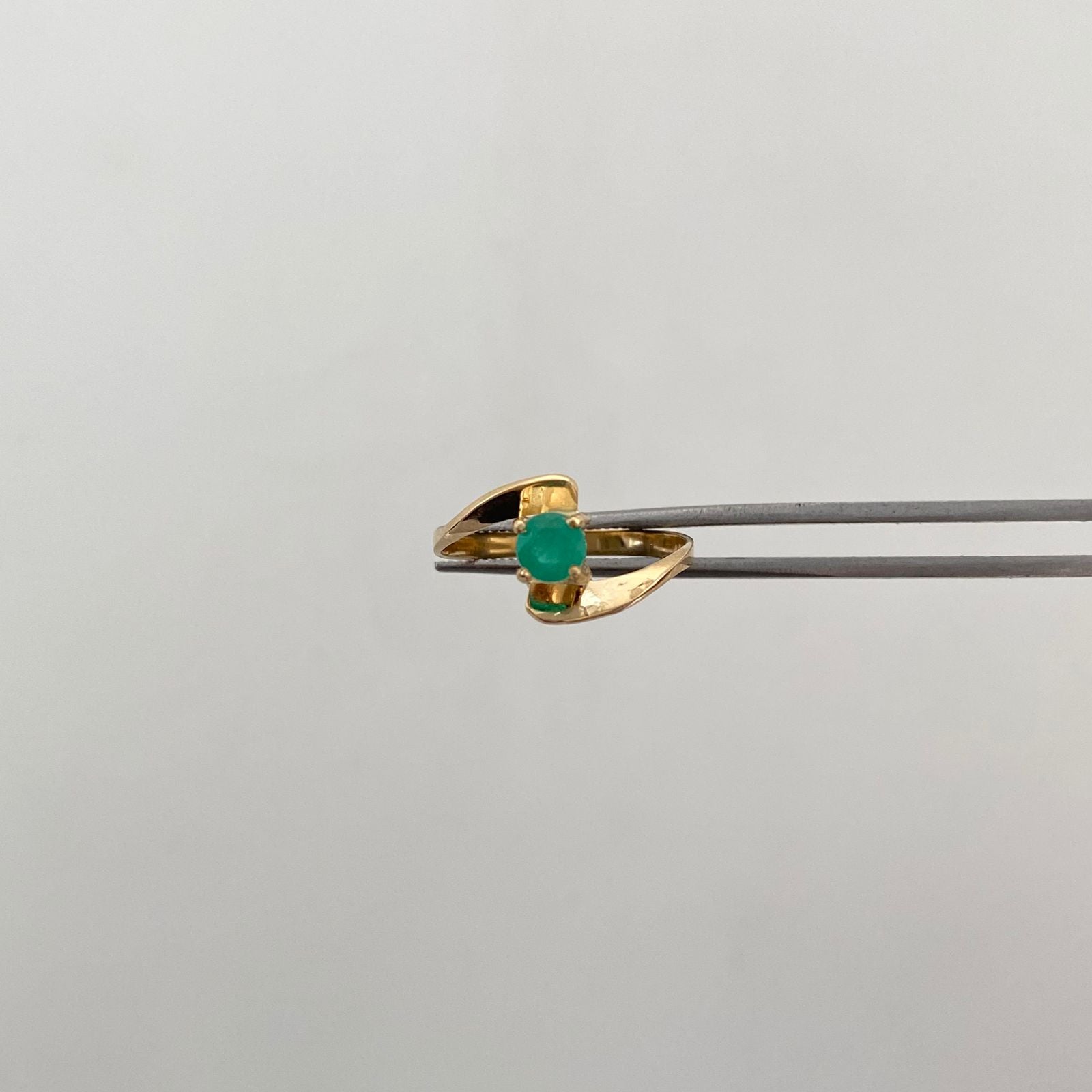 Anillo Solitario Esmeralda Doble Oro amarillo 18k / Talla 5 1/2 / 1,4 Gr / 1,9 mm