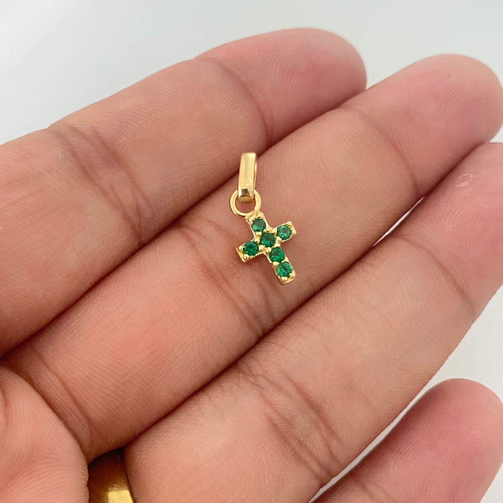 Dije cruz mini casting verde Oro amarillo 18k 0,85 Gr / 1,7 Cm