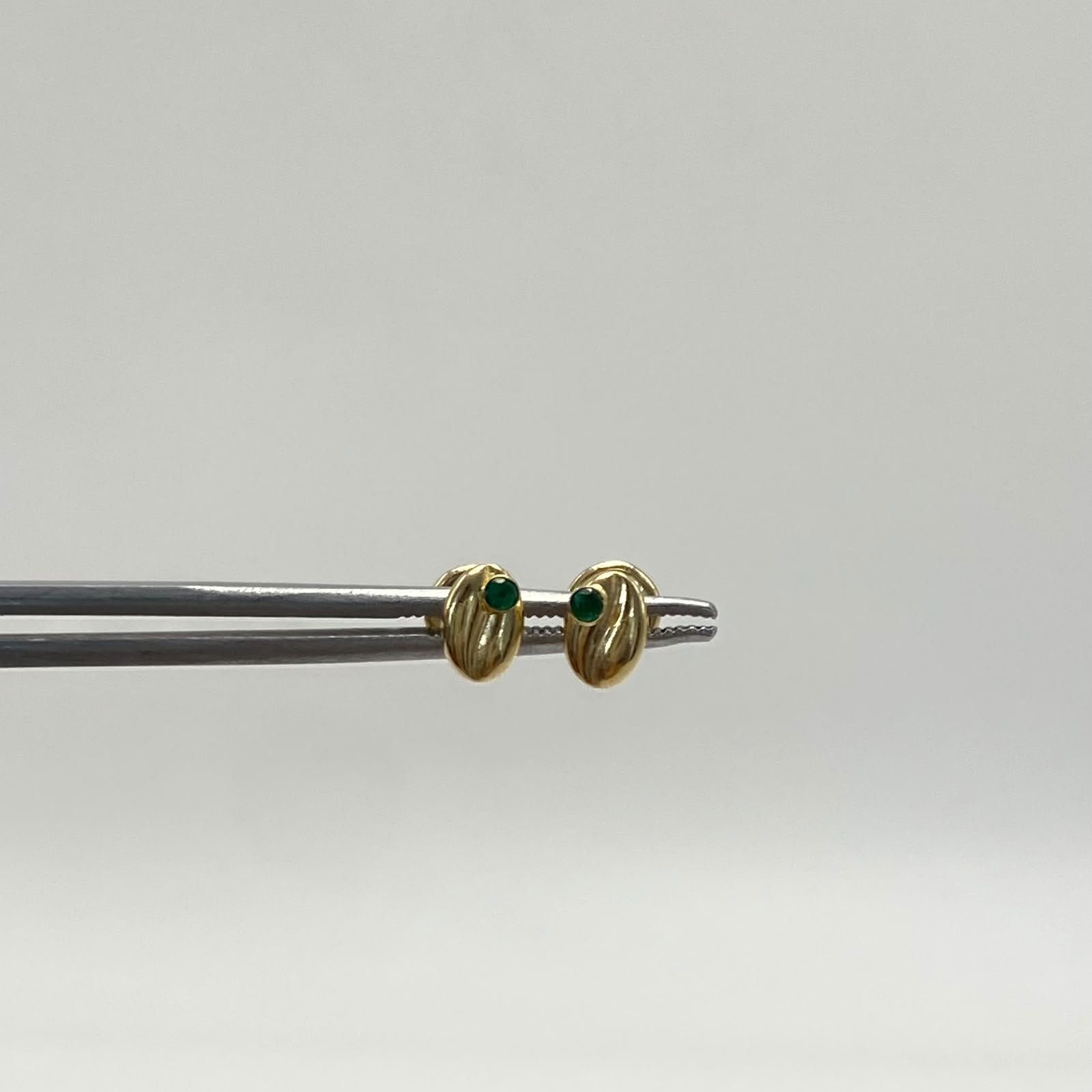 Topos grano cafe circón verde Oro amarillo 18k 0,55 Gr / 4,4 mm