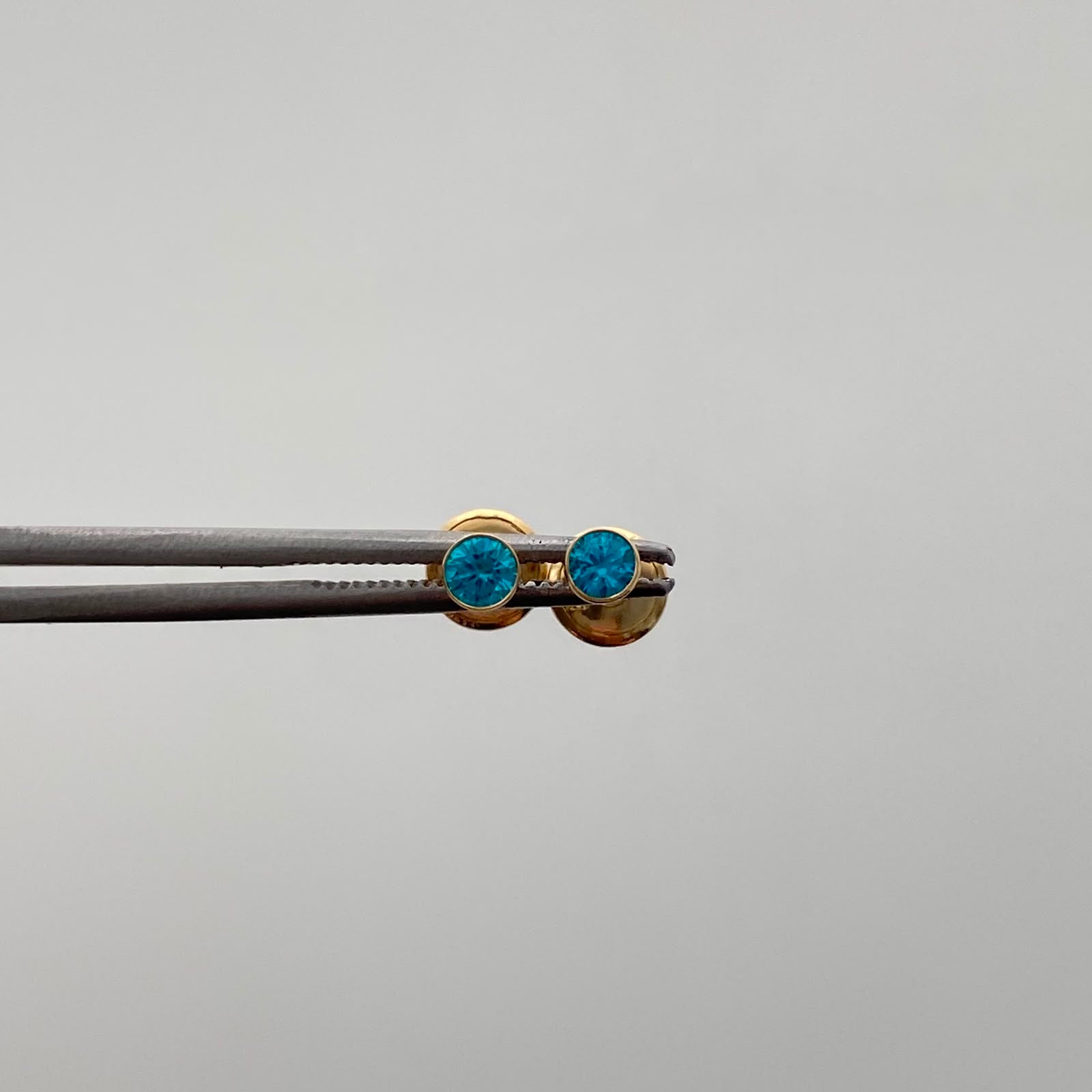 Topos Circon Azul Turquesa Oro amarillo 18k 0,45 Gr / 3 mm