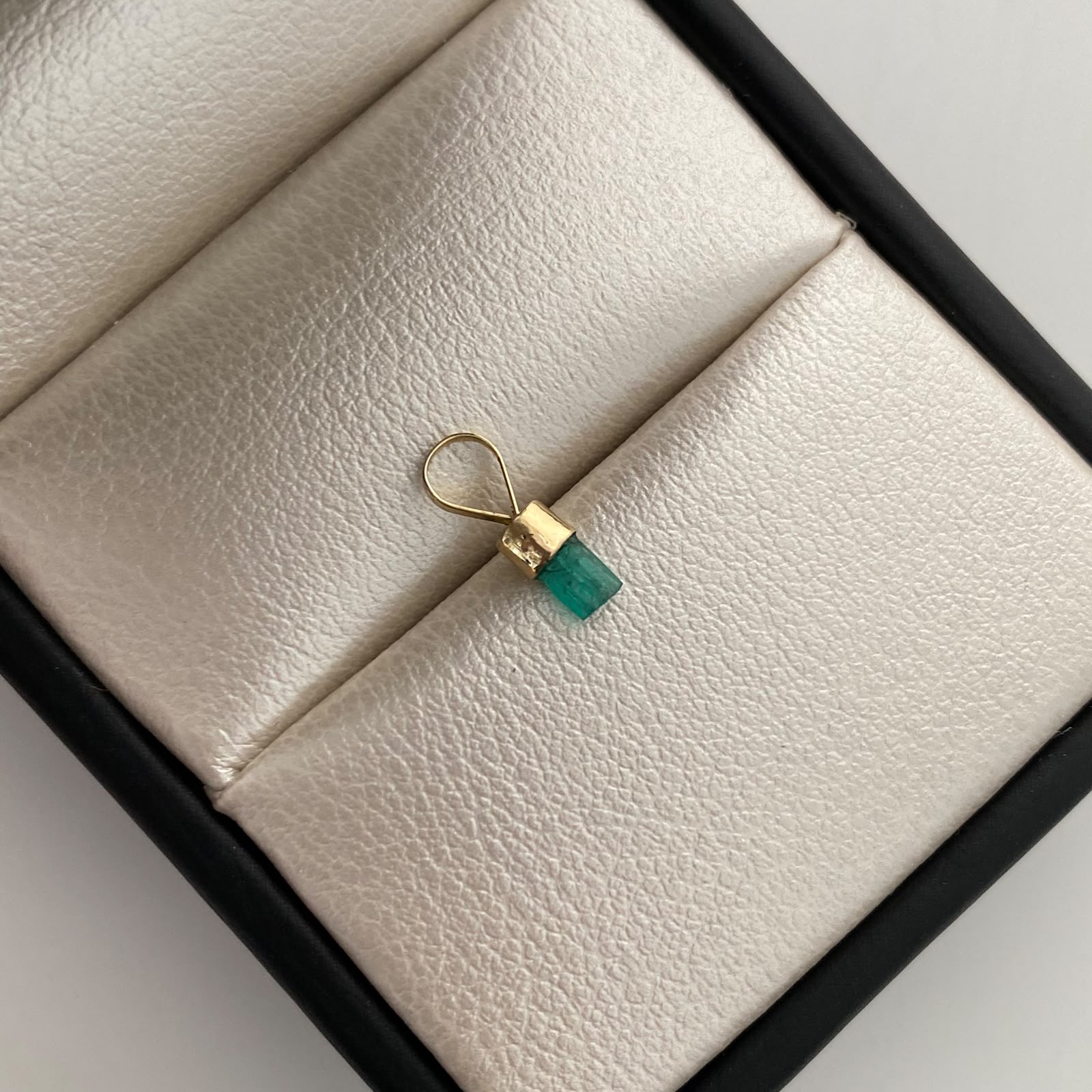 Dije Canutillo de Esmeralda Oro amarillo 18k 0,15 Gr / 2,2 mm / 1,1 Cm